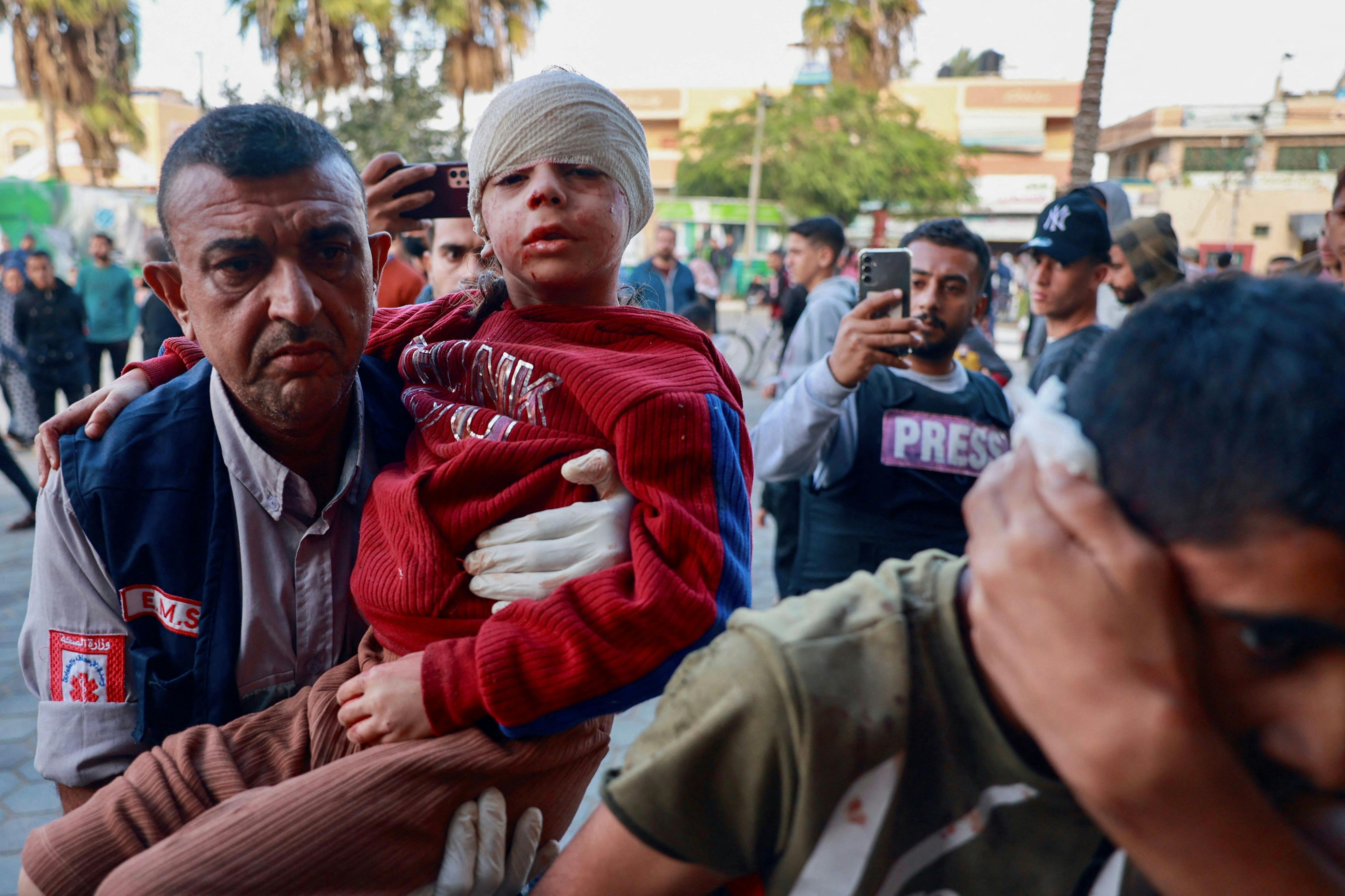 Flere end 5500 børn er blevet dræbt under angreb i Gaza, siger Hamas-regering 