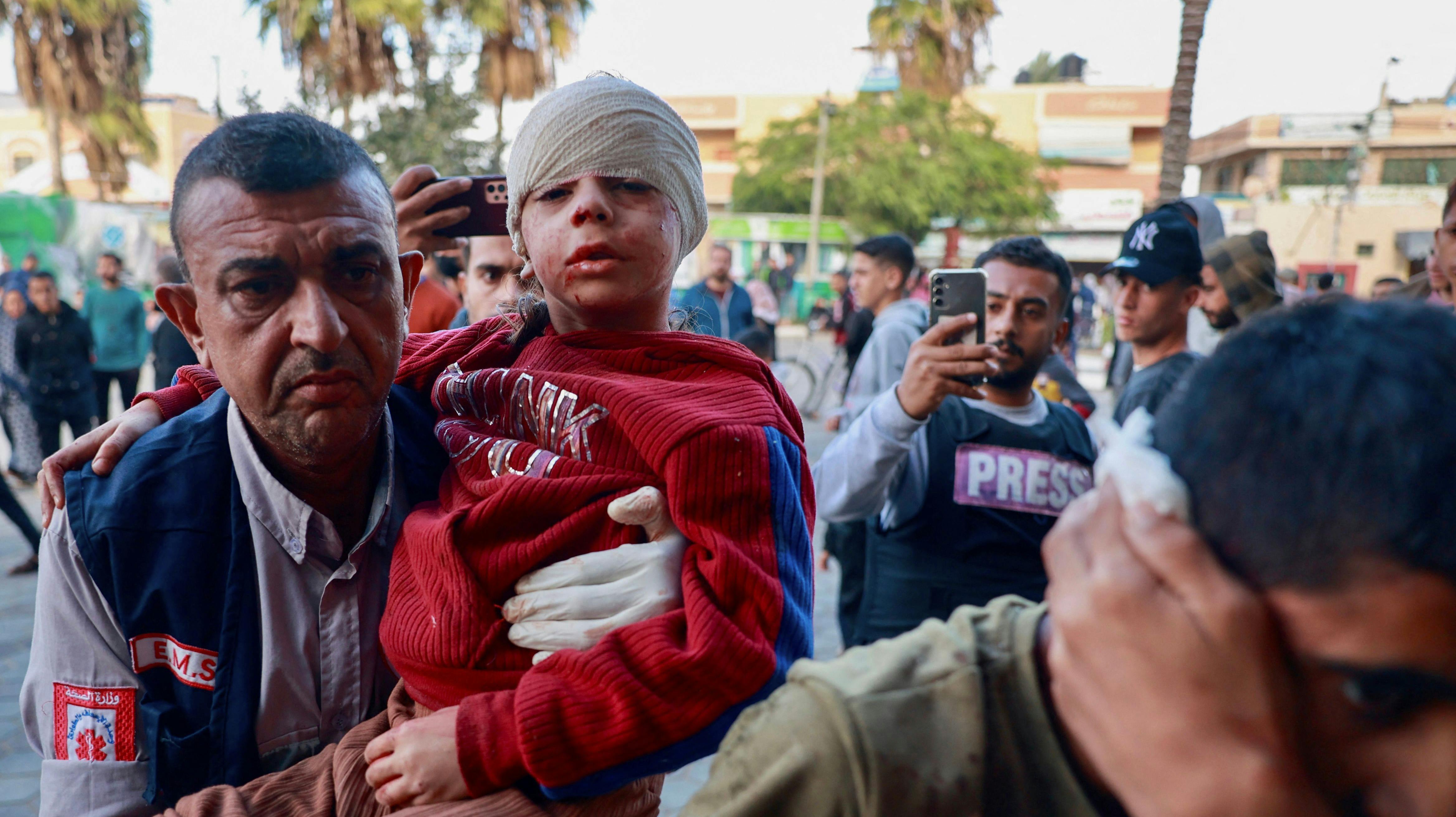 Flere end 5500 børn er blevet dræbt under angreb i Gaza, siger Hamas-regering