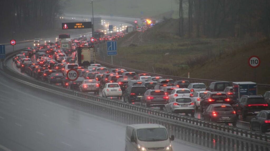 Der er søndag formiddag sket et uheld på Fynske Motorvej mellem Odense V og Odense SV.