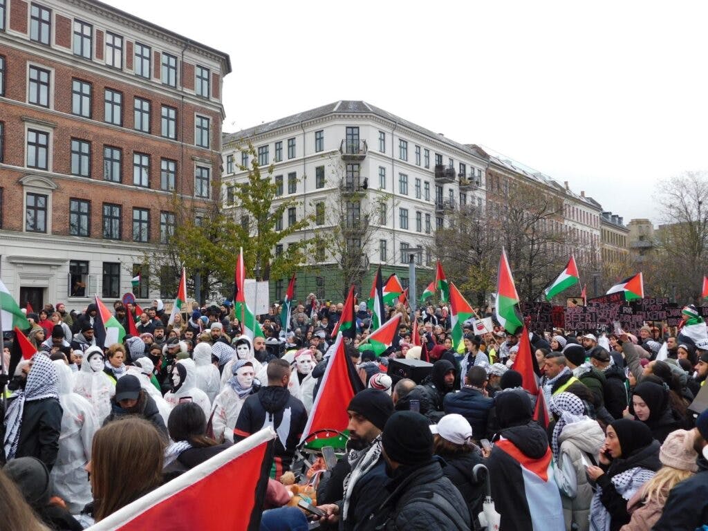 Søndag eftermiddag er tusindvis gået på gaderne i København. Det gør de for at støtte den palæstinensiske sag i forbindelse med den væbnede konflikt i Mellemøsten.