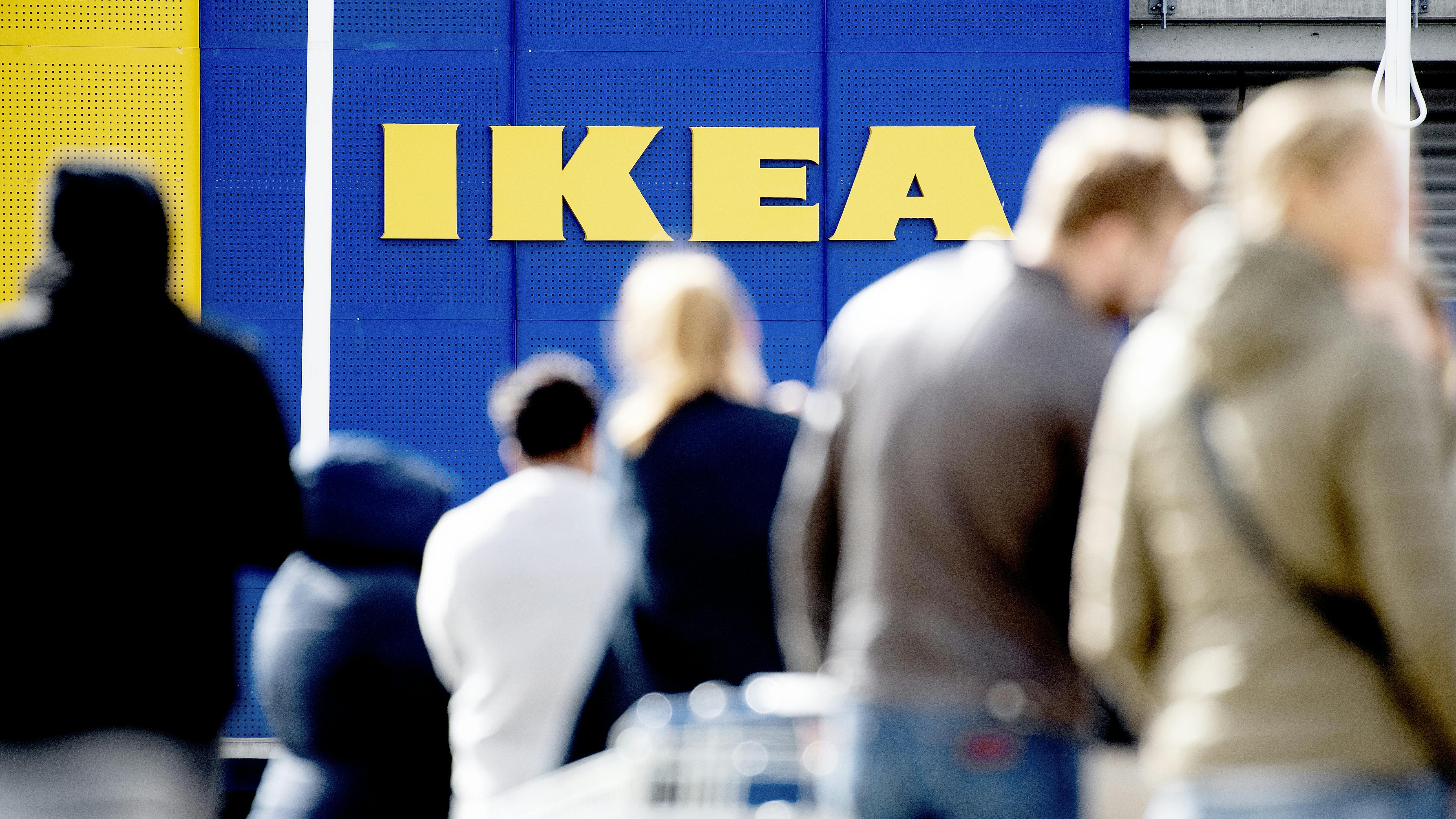 IKEA har genåbnet deres varehuse efter nogle ugers Corona-nedlukning. Tirsdag d. 28. april var der stadigvæk lang kø - her foran varehuset i Gentofte.
