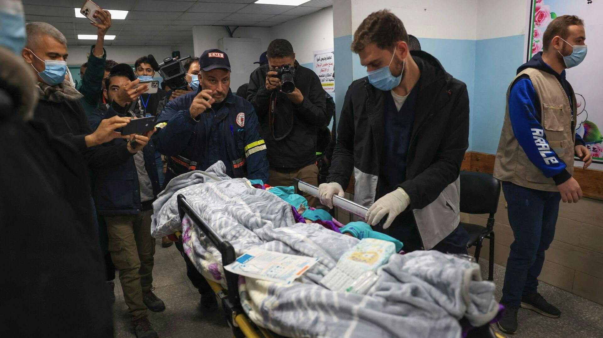 Den første gruppe af for tidligt fødte babyer, som er blevet evakueret fra et hospital i Gaza, er mandag blevet bragt til Egypten.