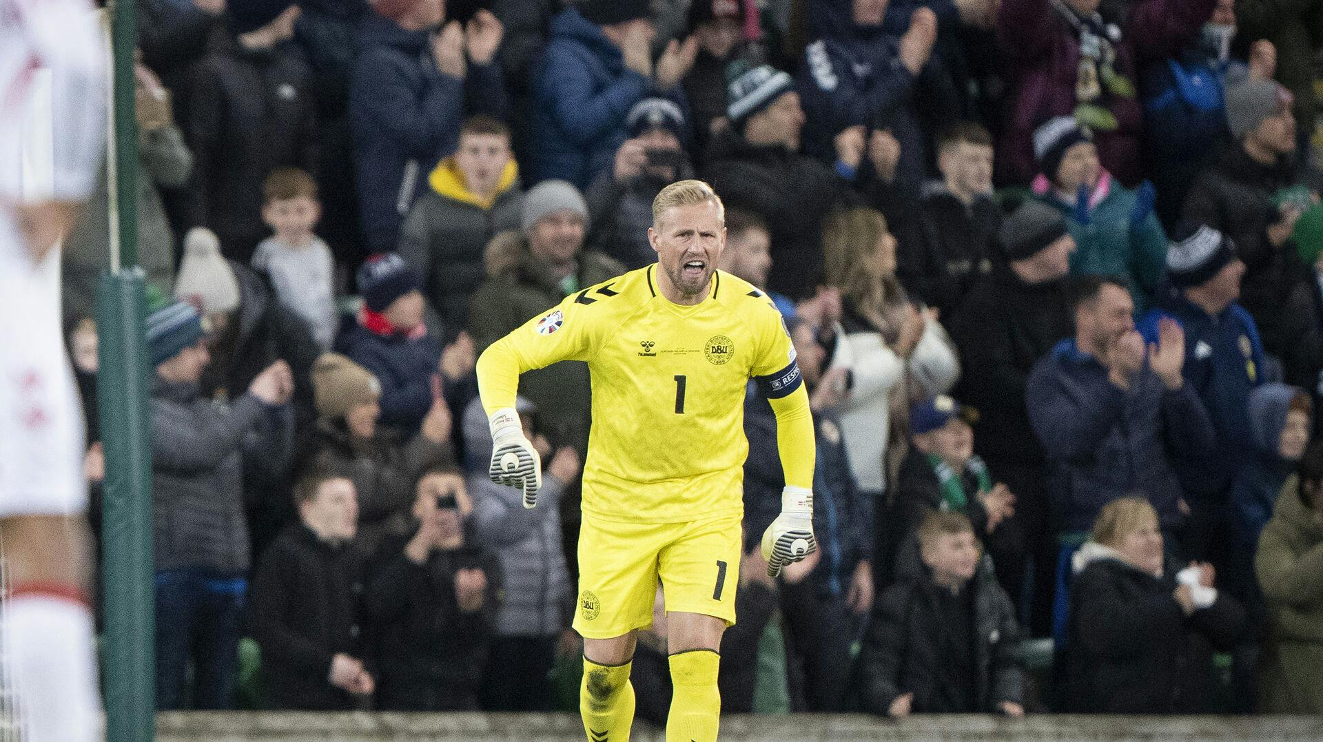 Kasper Schmeichel ærgrer sig over slutresultatet i Belfast.