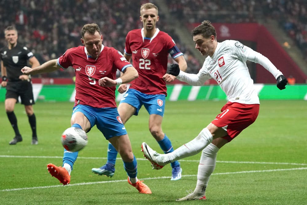 Vladimír Coufal (nummer fem til venstre) og de to andre spillere var i startelleveren, da Tjekkiet fredag spillede 1-1 mod Polen.&nbsp;