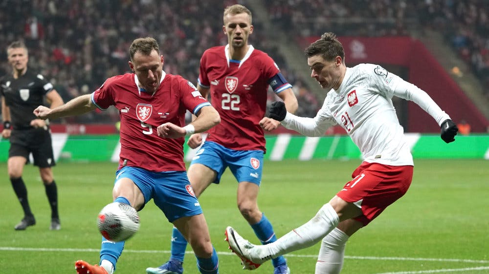 Vladimír Coufal (nummer fem til venstre) og de to andre spillere var i startelleveren, da Tjekkiet fredag spillede 1-1 mod Polen. 