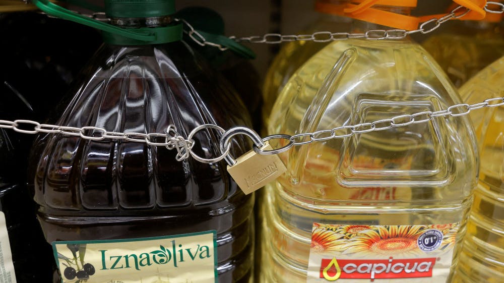 Oliven- og solsikkeolie med kæder og lås på i et spansk supermarked i Malaga.&nbsp;&nbsp;