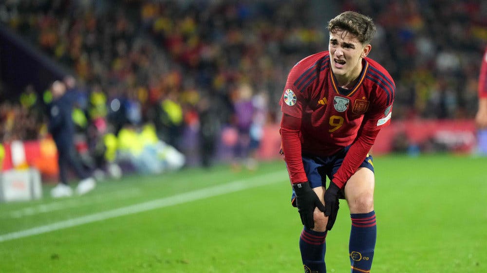 Gavi måtte lade sig udskifte efter 26 minutter i Spaniens kamp mod Georgien på grund af en knæskade. 