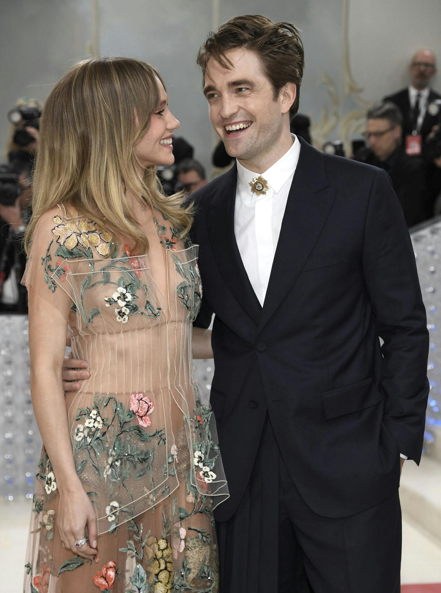 Suki Waterhouse, left, and Robert Pattinson attend The Metropolitan Museum of Art's Costume Institute benefit gala celebrating the opening of the "Karl Lagerfeld: A Line of Beauty" exhibition on Monday, May 1, 2023, in New York. (Photo by Evan Agostini/Invision/AP)