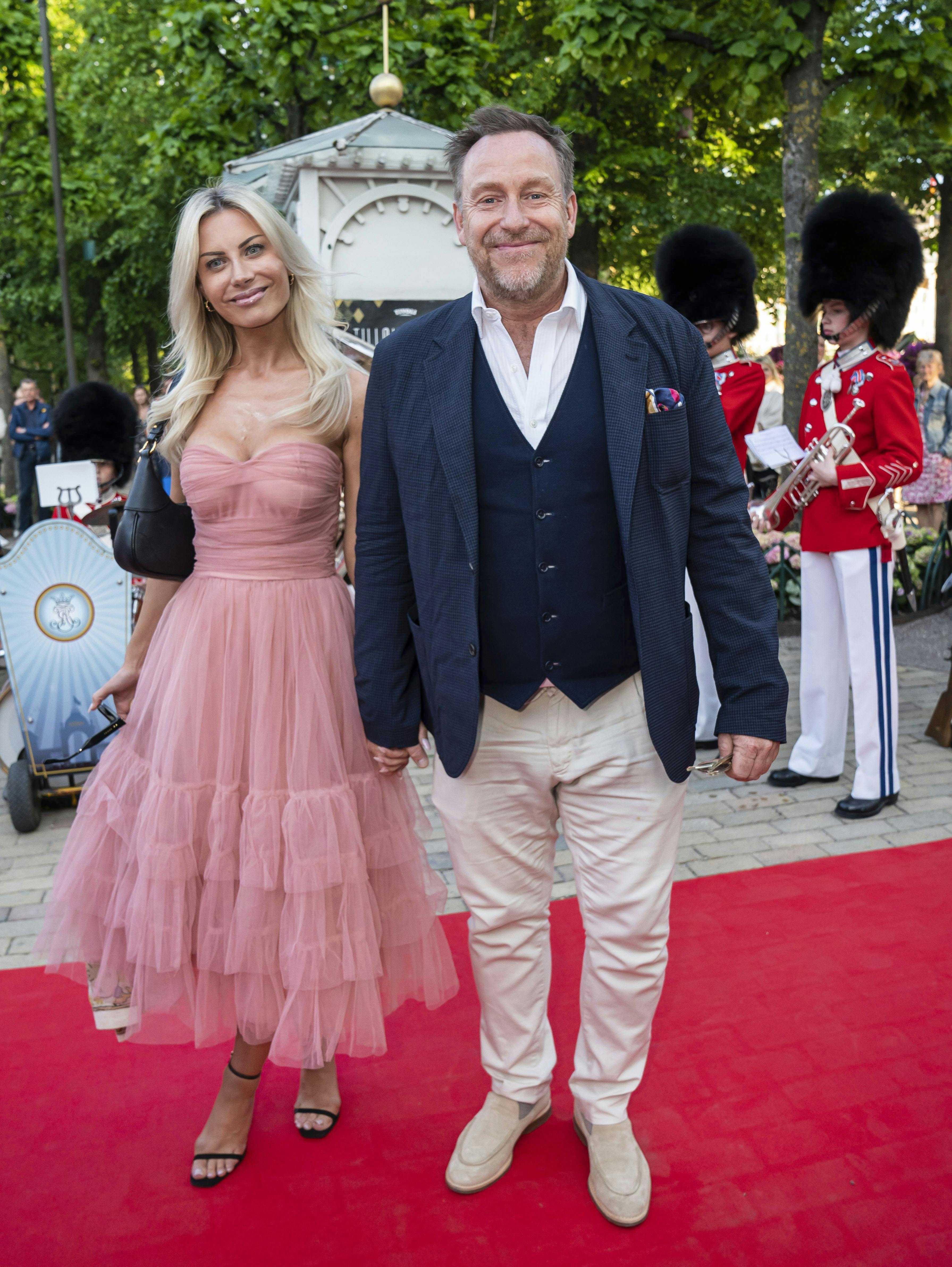 Katherine Diez gør sig som litteraturskribent, debattør og influencer. Privat danner hun par med Adam Price.