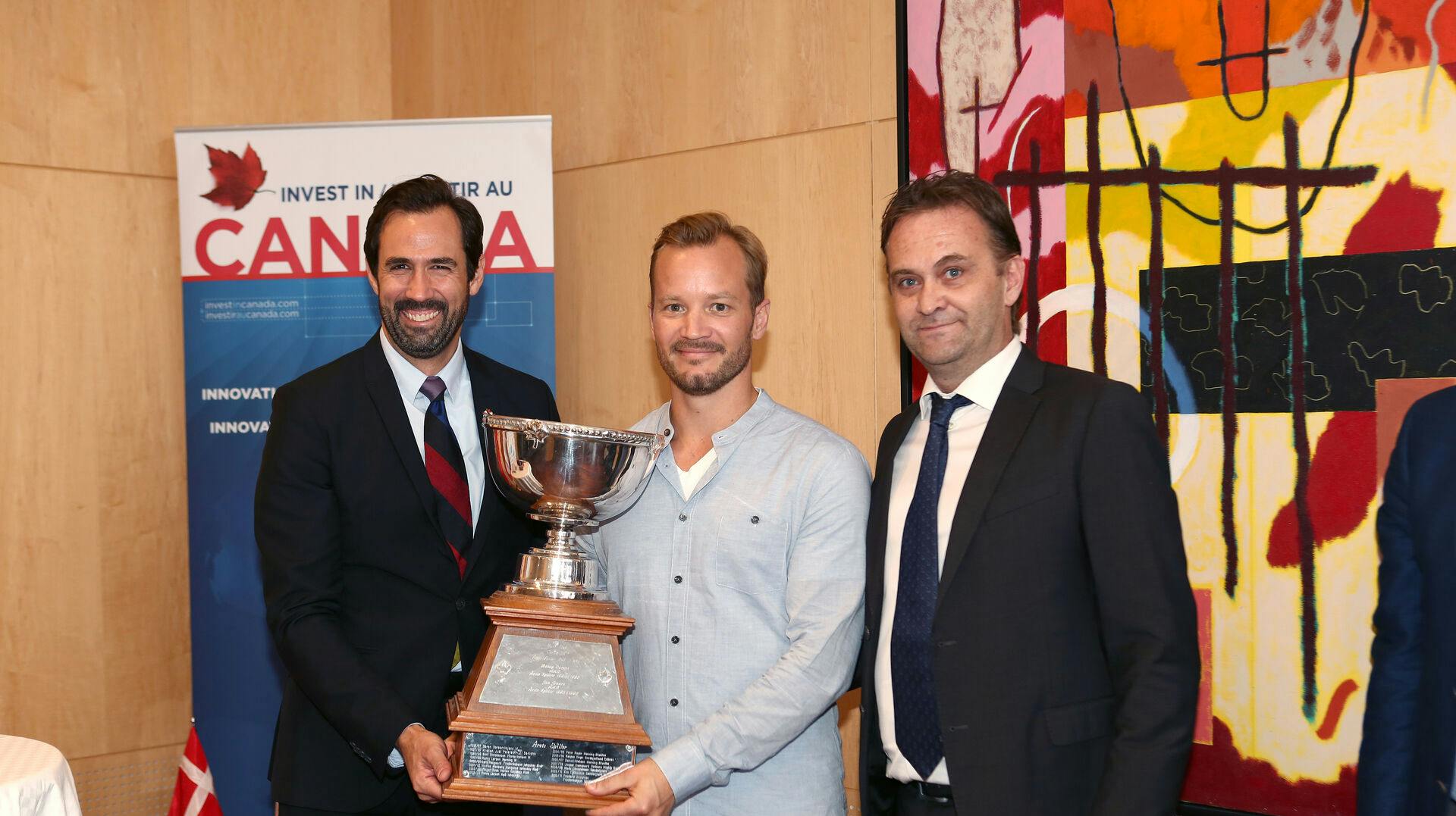 Henrik Bach Nielsen (th), formand for Danmarks Ishockey Union, begræder Torines opsigelse.