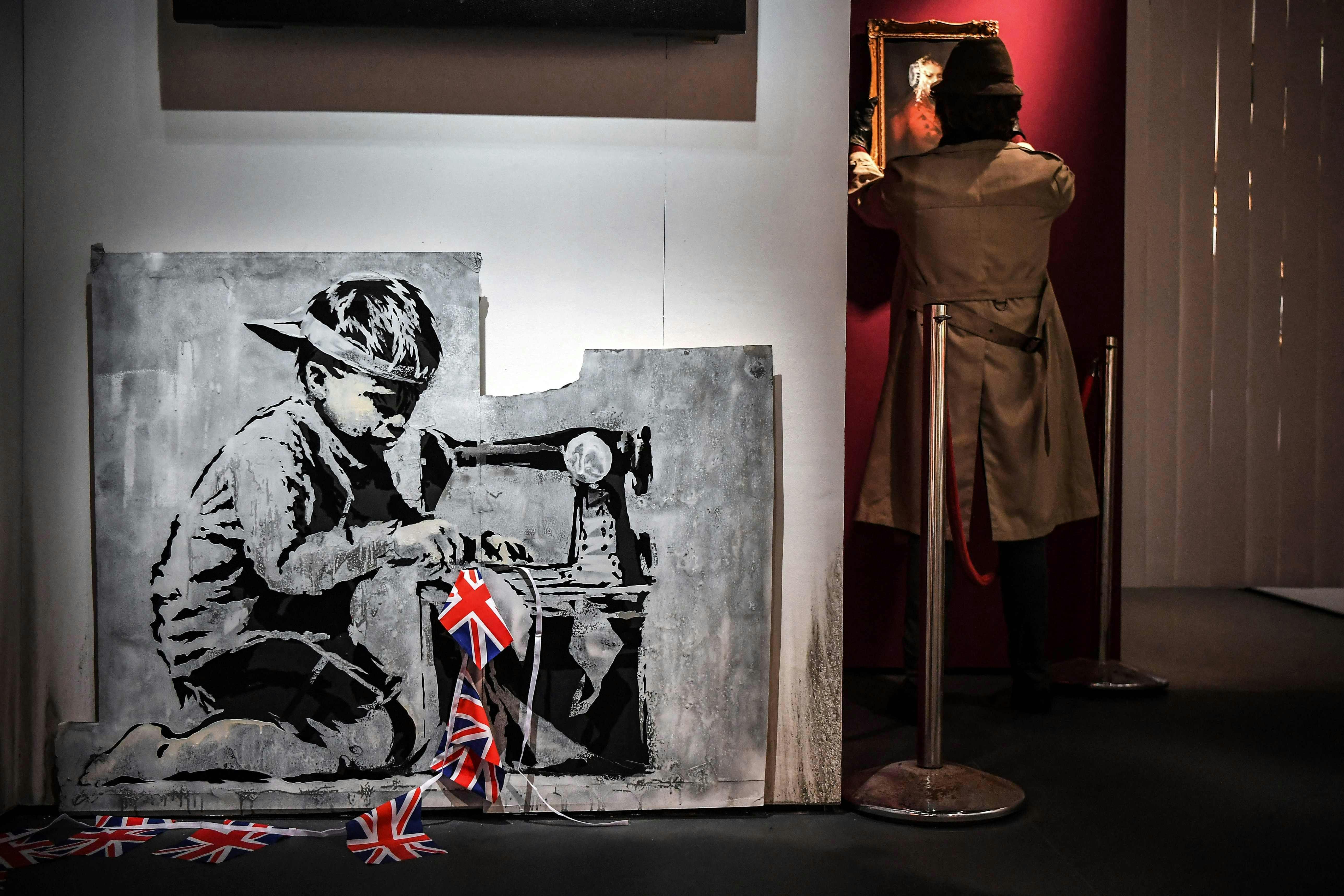 Den hemmelighedsfulde kunstner Banksy har tilsyneladende afsløret sit fornavn i et 20 år gammelt BBC-interview.