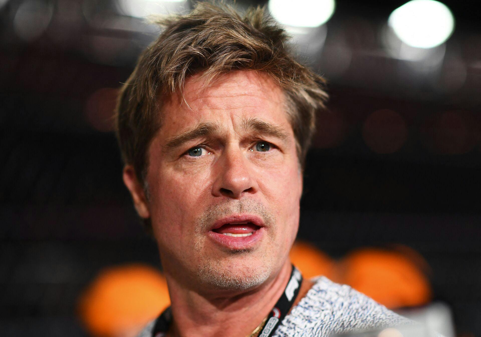 I et gammelt Instagram-opslag, som igen ser dagens lys, bliver Brad Pitt svinet til af sin adoptivsøn Pax. 