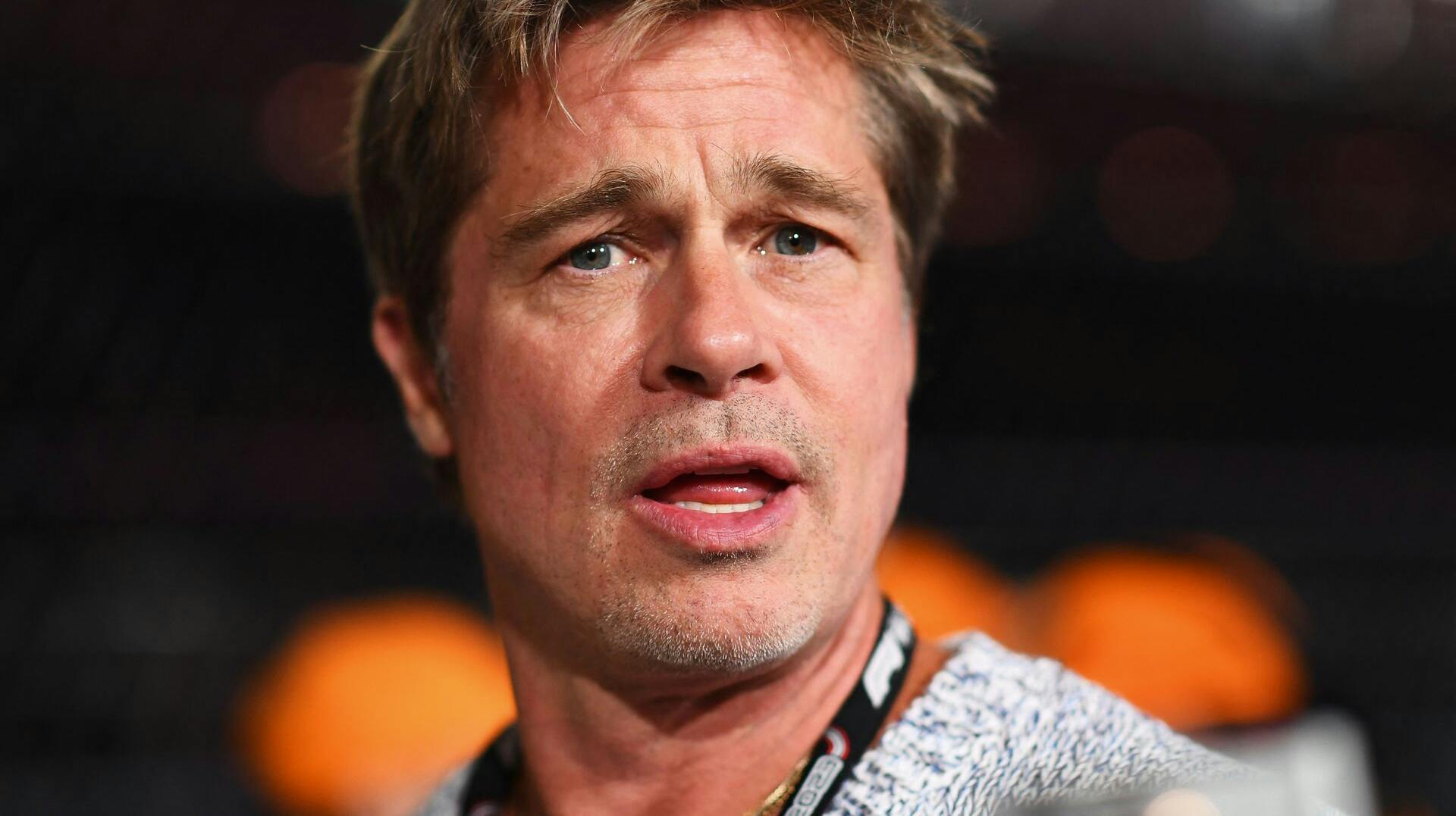 I et gammelt Instagram-opslag, som igen ser dagens lys, bliver Brad Pitt svinet til af sin adoptivsøn Pax.