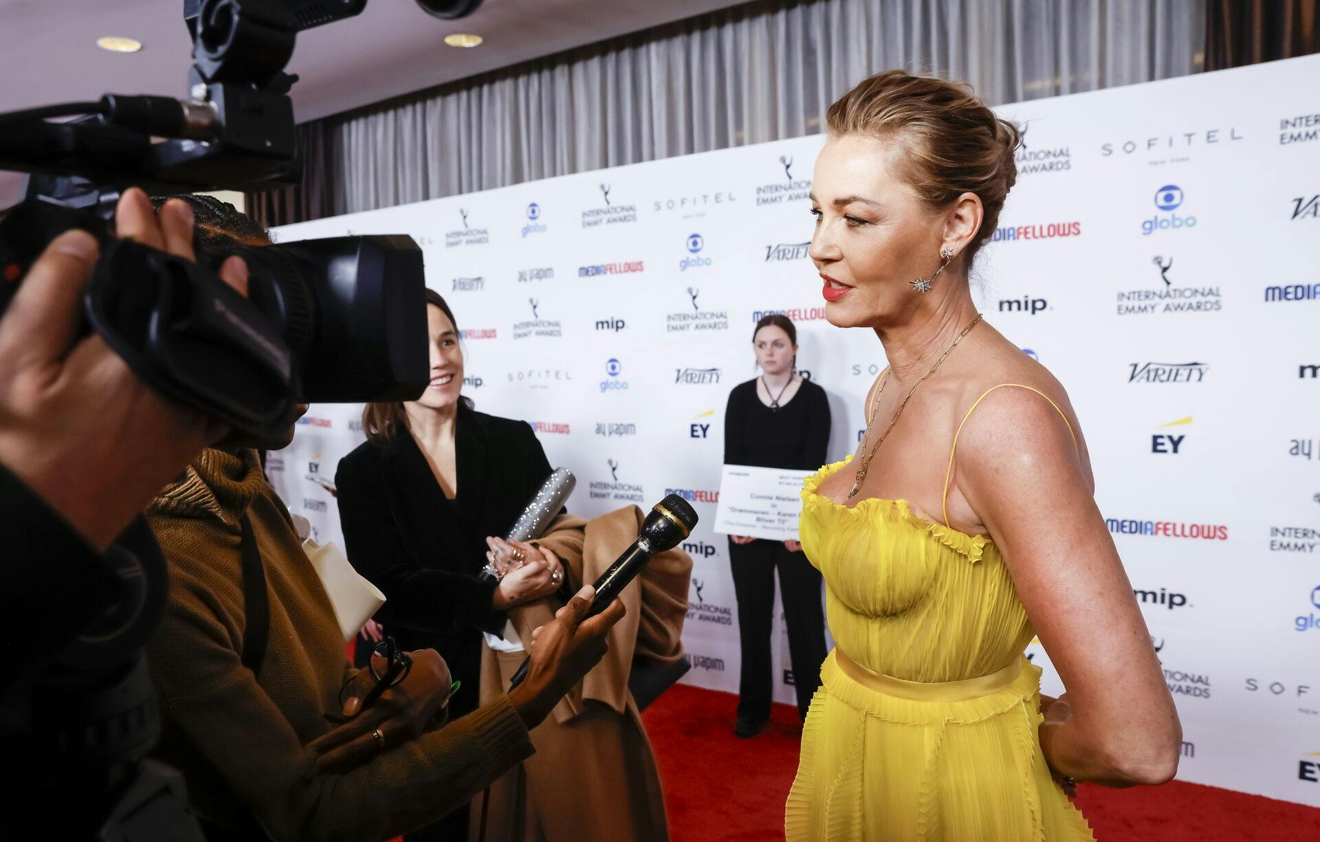 epa10986912 Danish actor Connie Nielsen talks with reporters on the red carpet for the 51st annual International Emmy Awards, presented by the International Academy of Television Arts and Sciences, in New York, New York, USA, 20 November 2023. EPA/PETER FOLEY