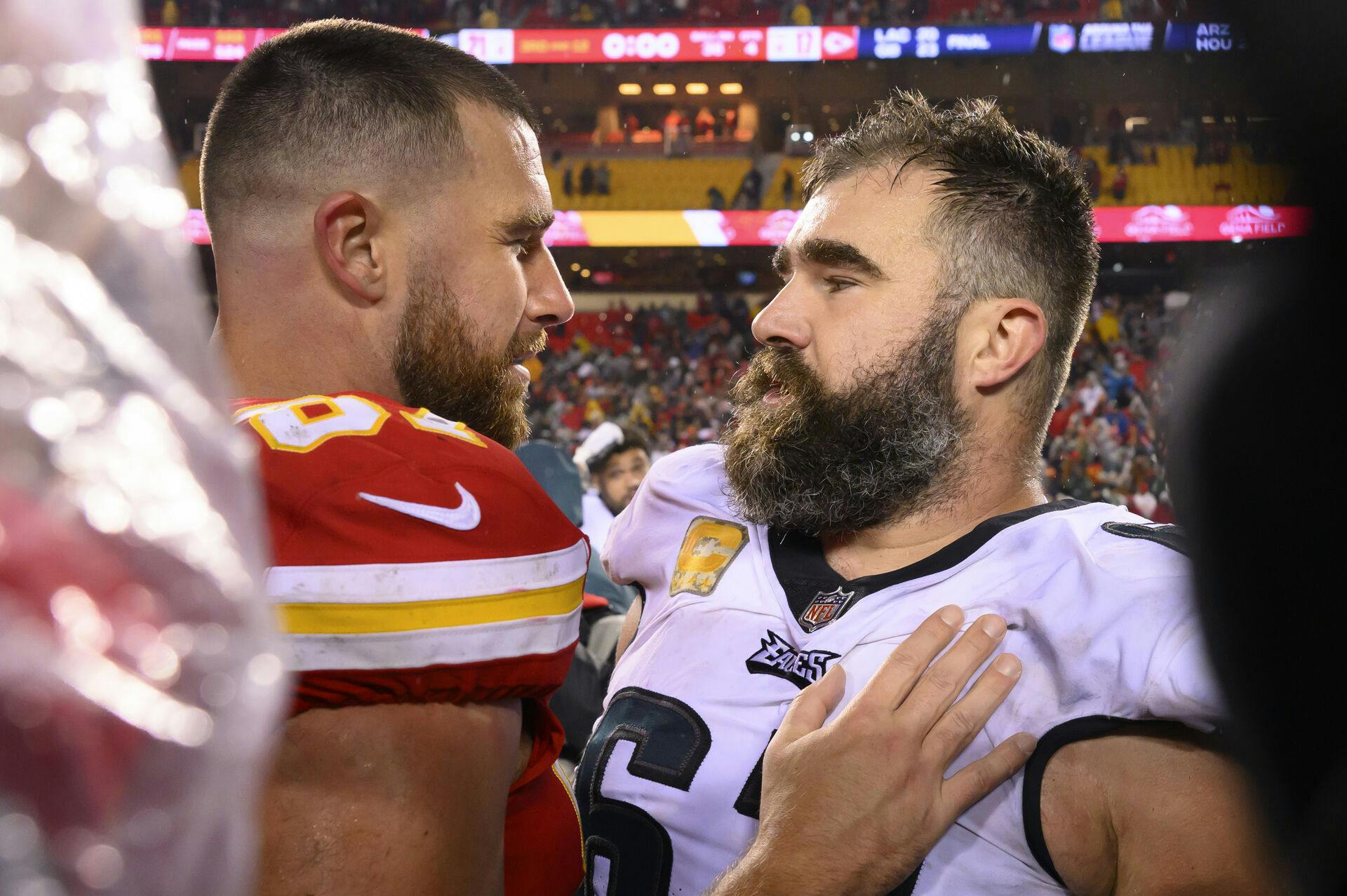 Travis Kelce (tv), lykønskede sin storebror Jason Kelce efter kampen. Mon ikke Travis efter kampen også har fået et par opmuntrende ord med på vejen fra kæresten, Taylor Swift?