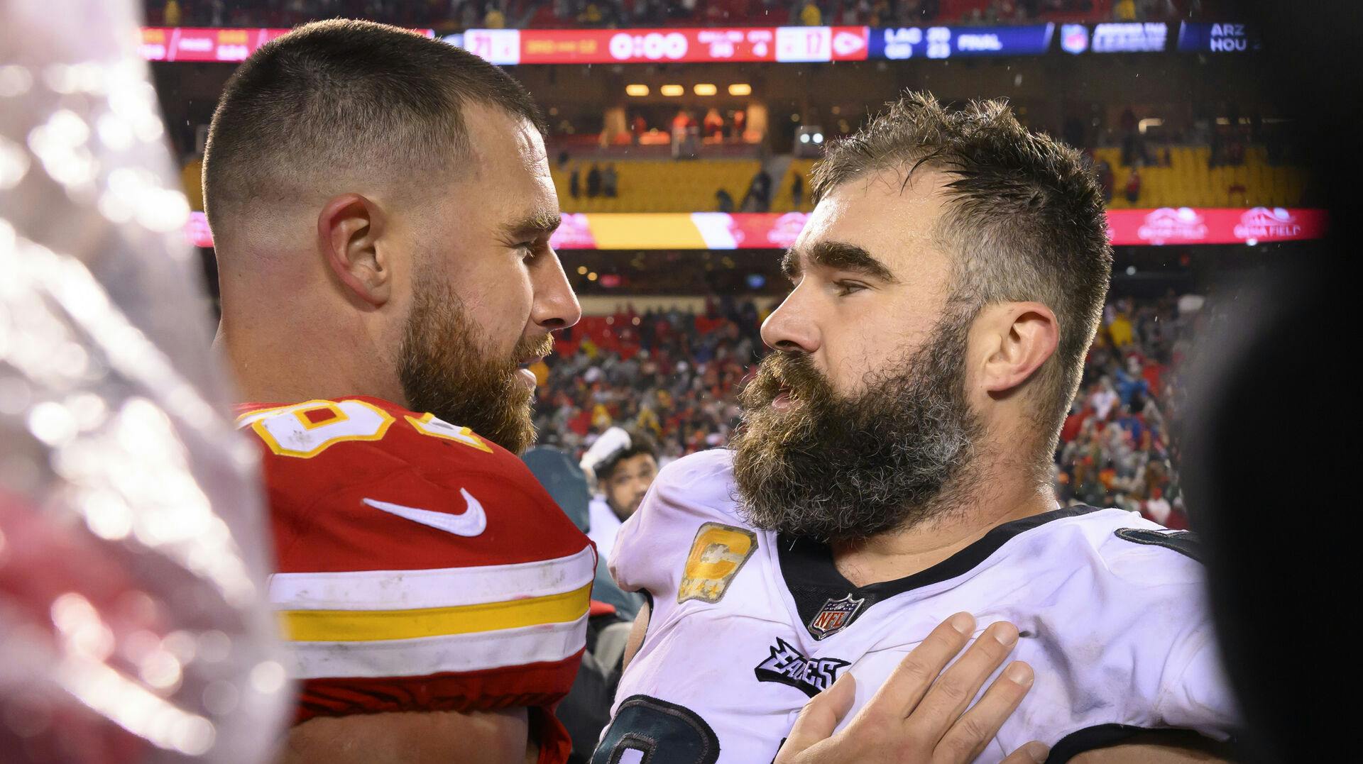 Travis Kelce (tv), lykønskede sin storebror Jason Kelce efter kampen. Mon ikke Travis efter kampen også har fået et par opmuntrende ord med på vejen fra kæresten, Taylor Swift?