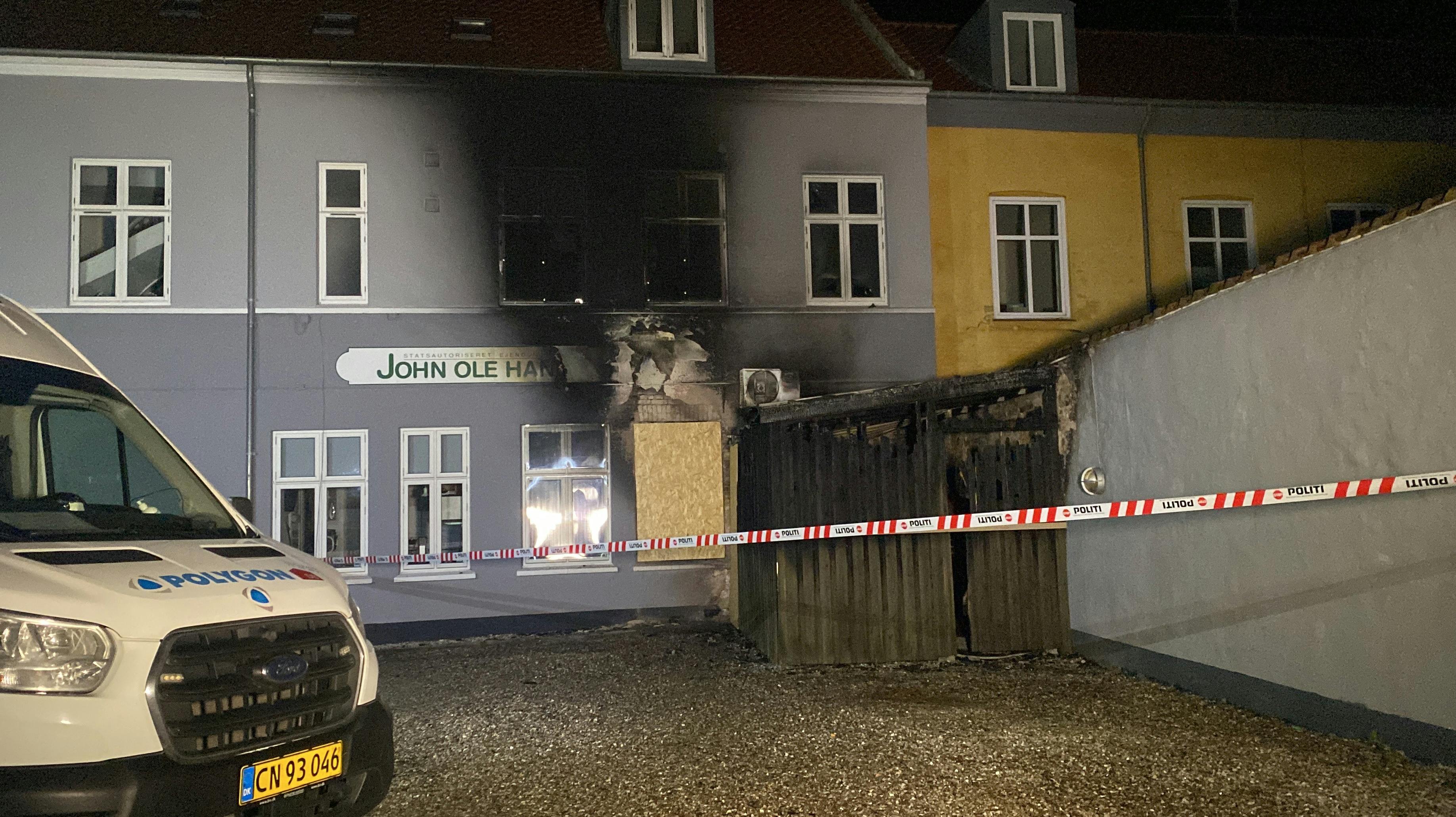 Fire brande på en halv time