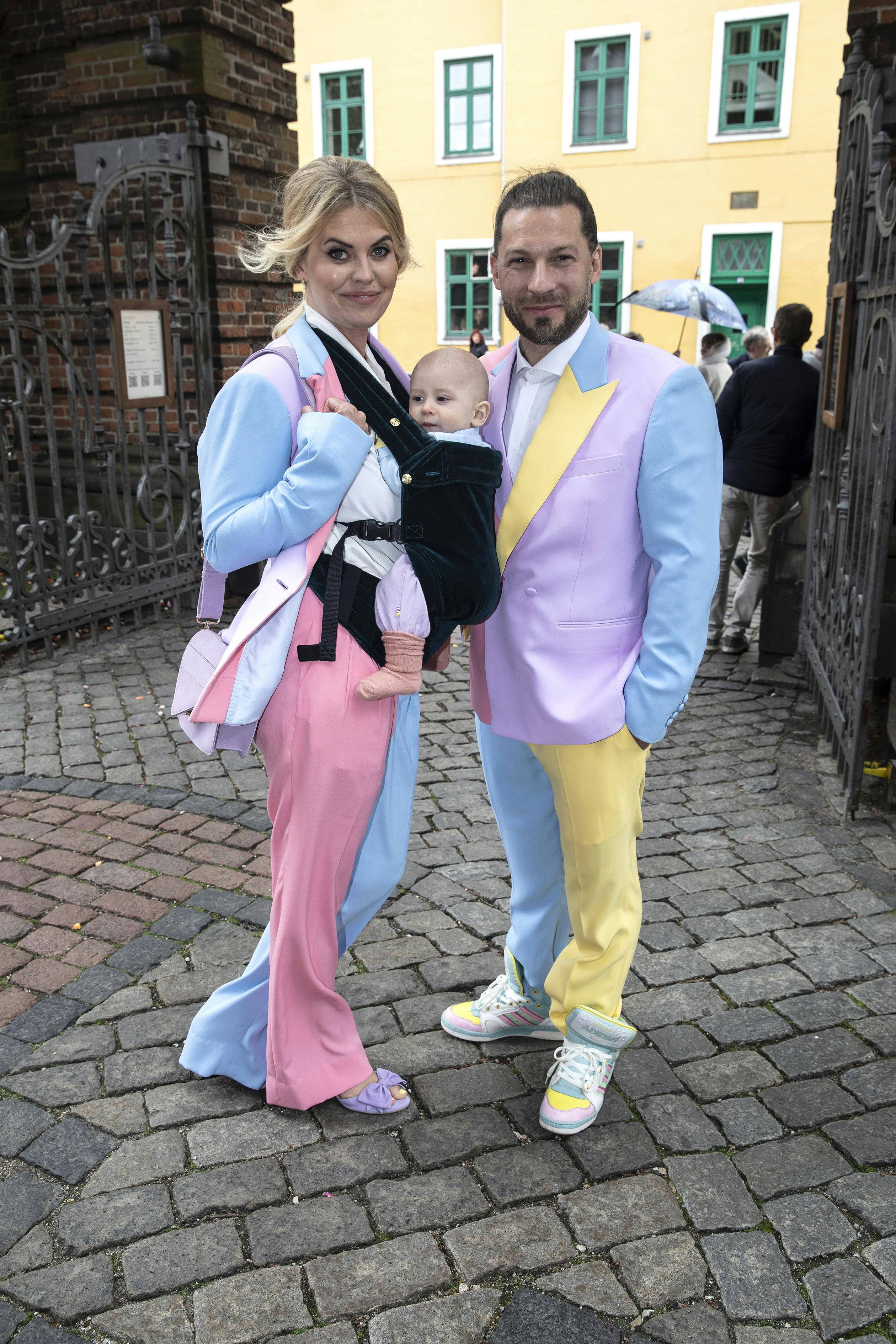 Anna Stokholm og Simon Stenspil med lille Ziggy Bob i 2022, hvor parret deltog i Troels Lyby og Cecilie Stenspils bryllup.