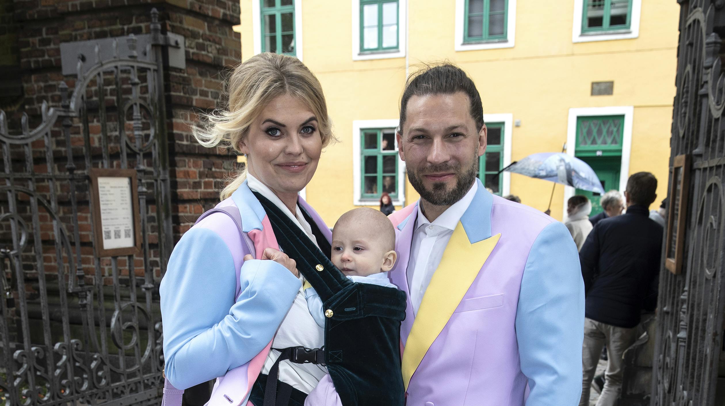 Anna Stokholm og Simon Stenspil med lille Ziggy Bob i 2022, hvor parret deltog i Troels Lyby og Cecilie Stenspils bryllup.