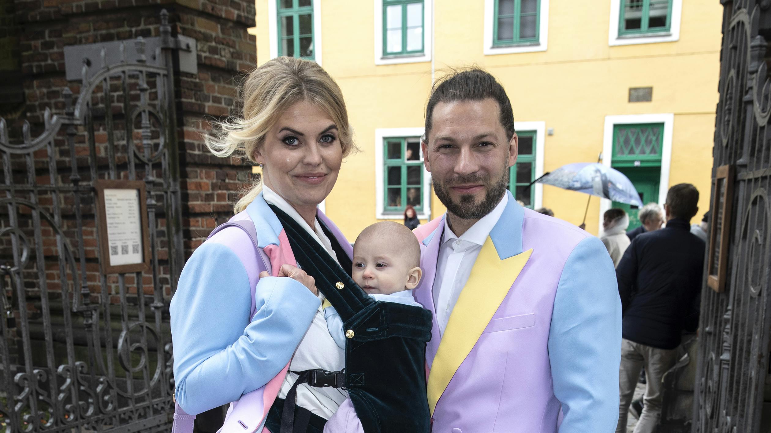 Anna Stokholm og Simon Stenspil med lille Ziggy Bob i 2022, hvor parret deltog i Troels Lyby og Cecilie Stenspils bryllup.