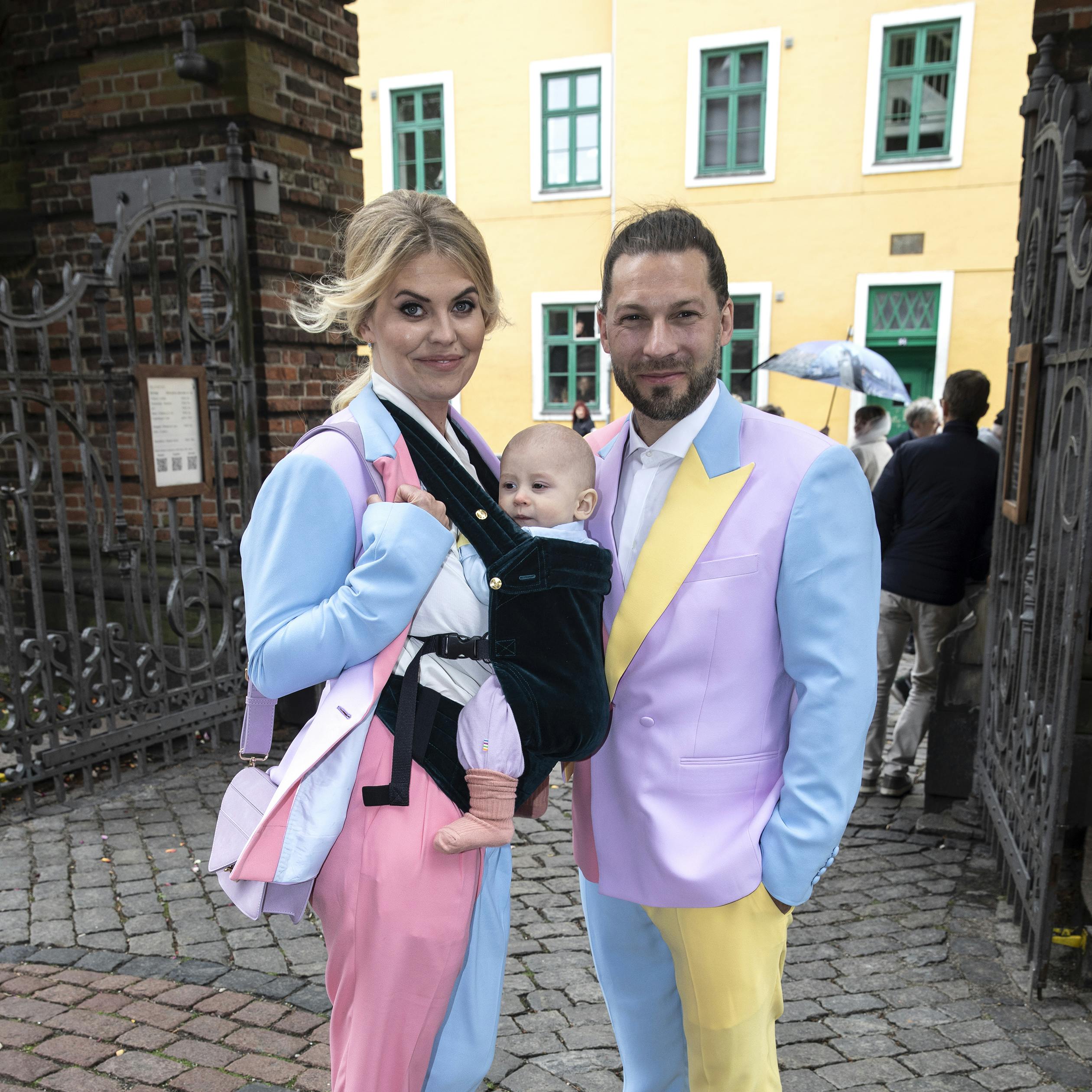 Anna Stokholm og Simon Stenspil med lille Ziggy Bob i 2022, hvor parret deltog i Troels Lyby og Cecilie Stenspils bryllup.