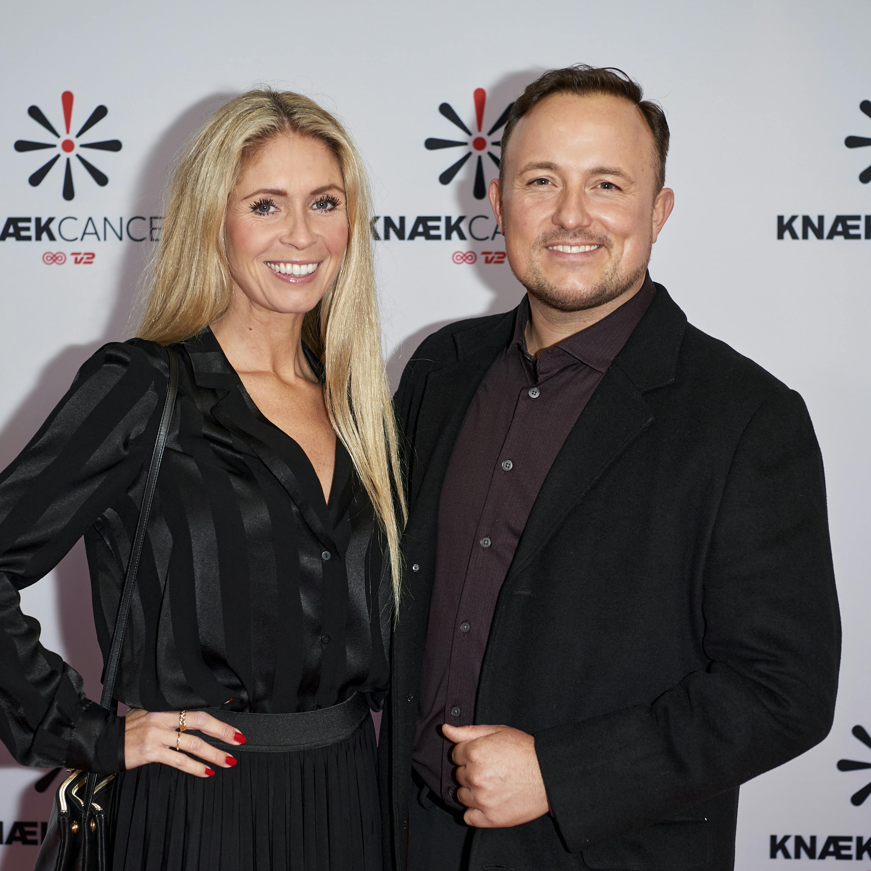 Opgavebeskrivelse: TV 2 Knæk Cancer 2022Sted: Studierne på Filmstationen, Flyvestation VærløseFotograf: Lars H.LaursenJournalist: Helle Skram de Fries og Jan KörnerOptagelsedato: 2022.10.29