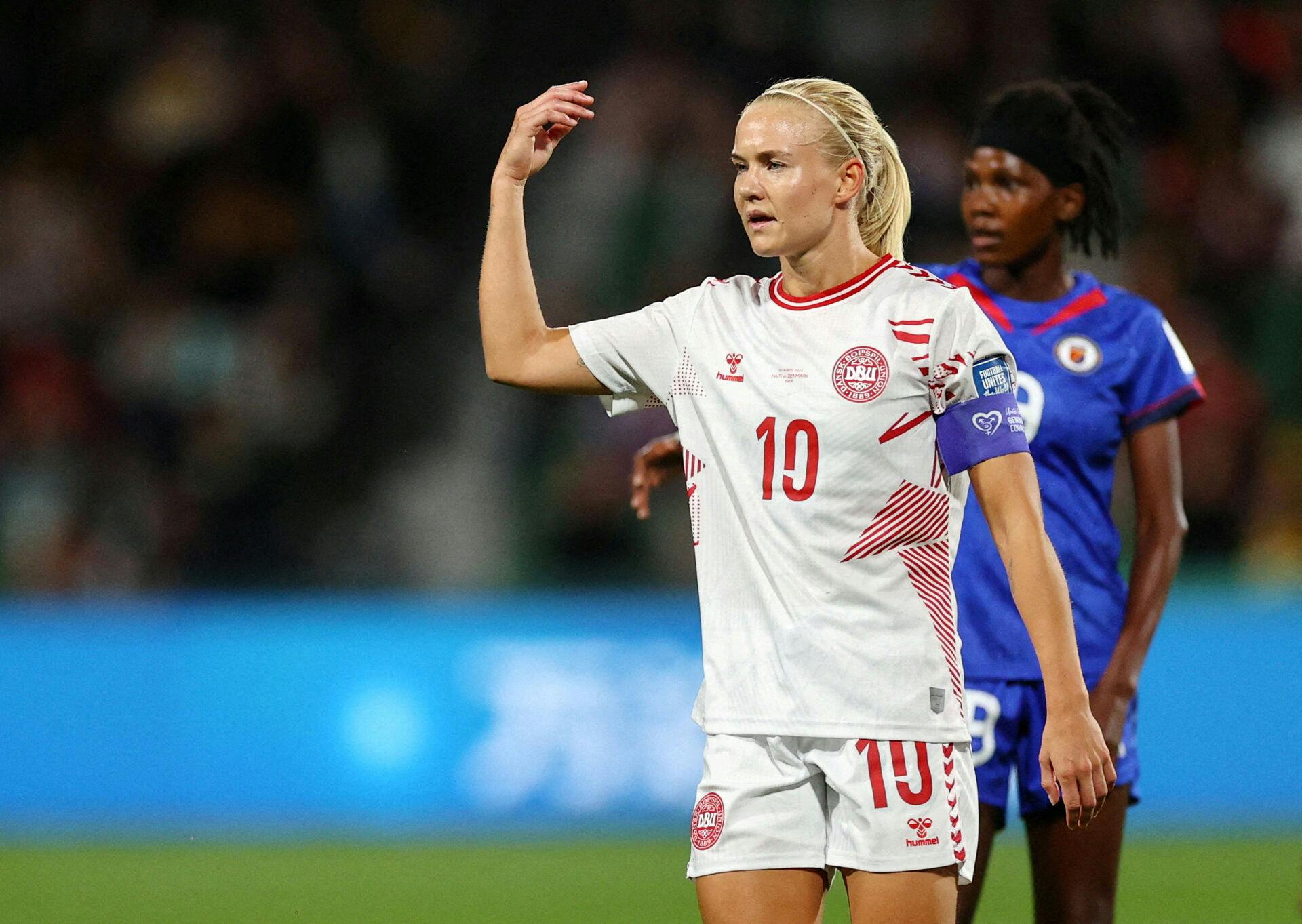 Hummel bliver på Pernille Harder og de øvrige landsholdsspilleres trøjer fremadrettet.&nbsp;