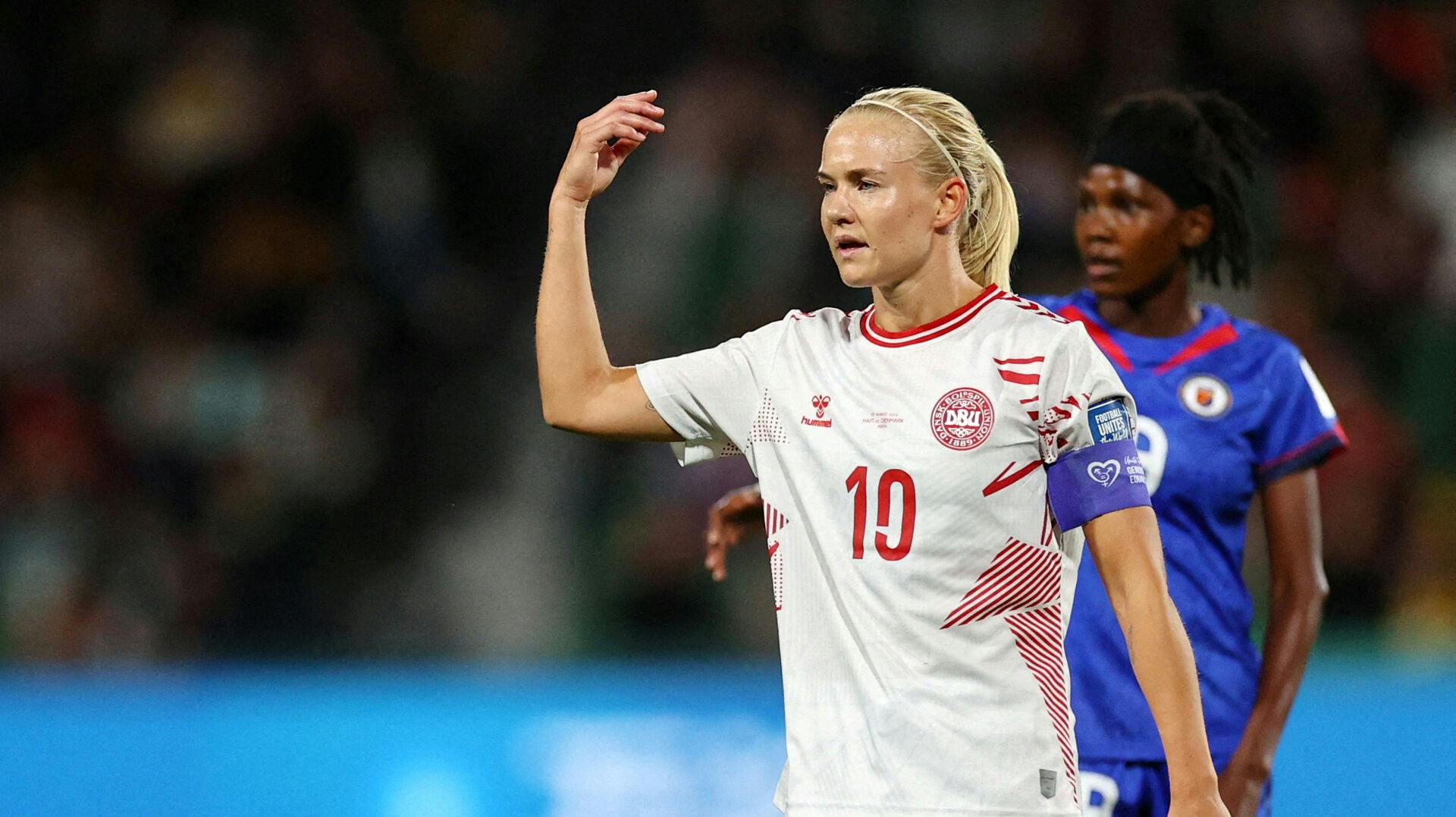 Hummel bliver på Pernille Harder og de øvrige landsholdsspilleres trøjer fremadrettet. 