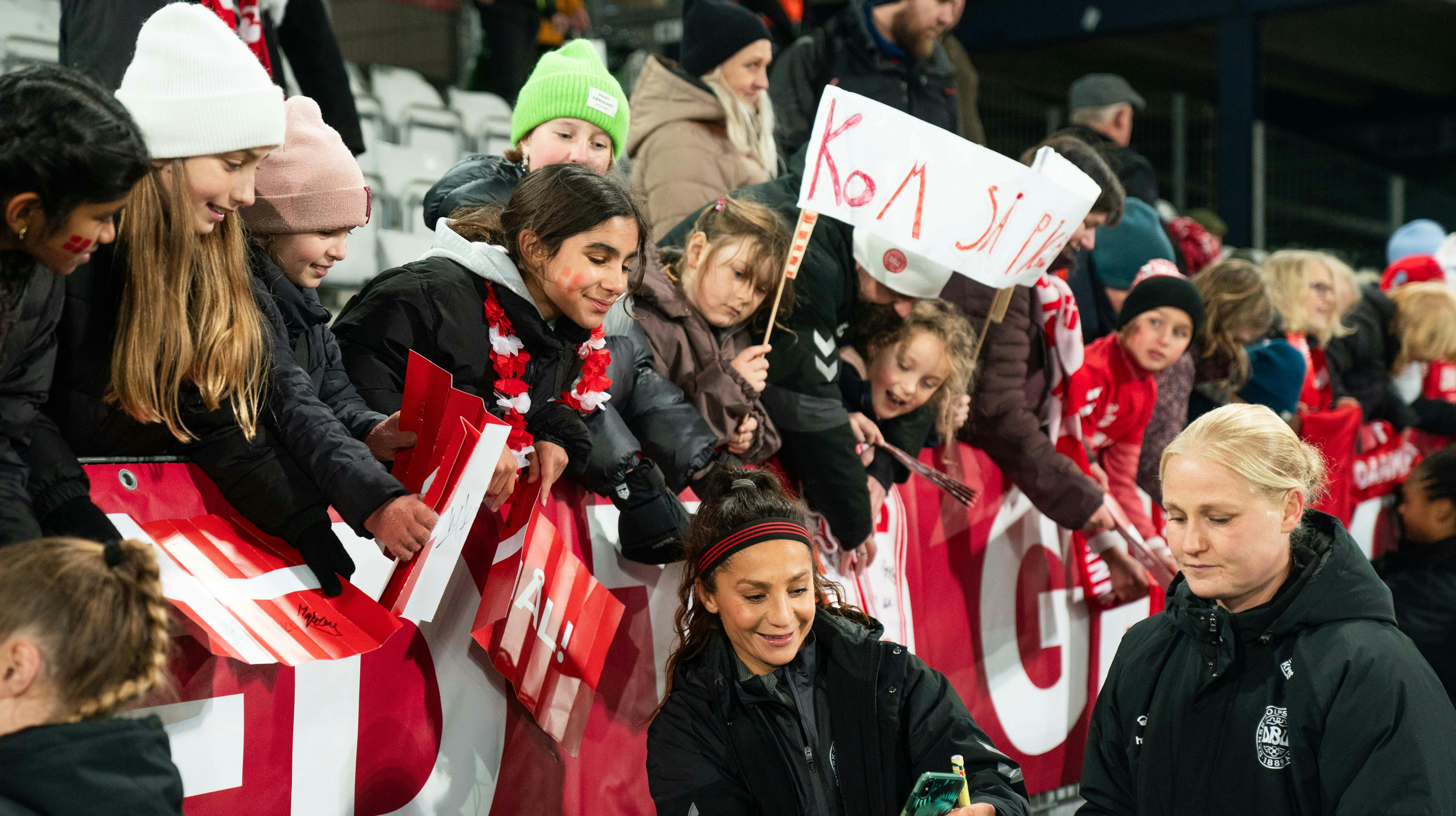 Nadia Nadim tog billeder med de danske fans i Viborg efter sejren over Wales i Nations League. 