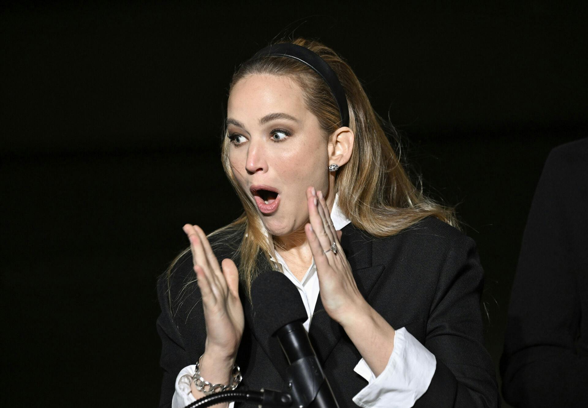 Jennifer Lawrence havde ikke helt med sit outfit, da hun i gæstede et Dior-event i New York mandag.