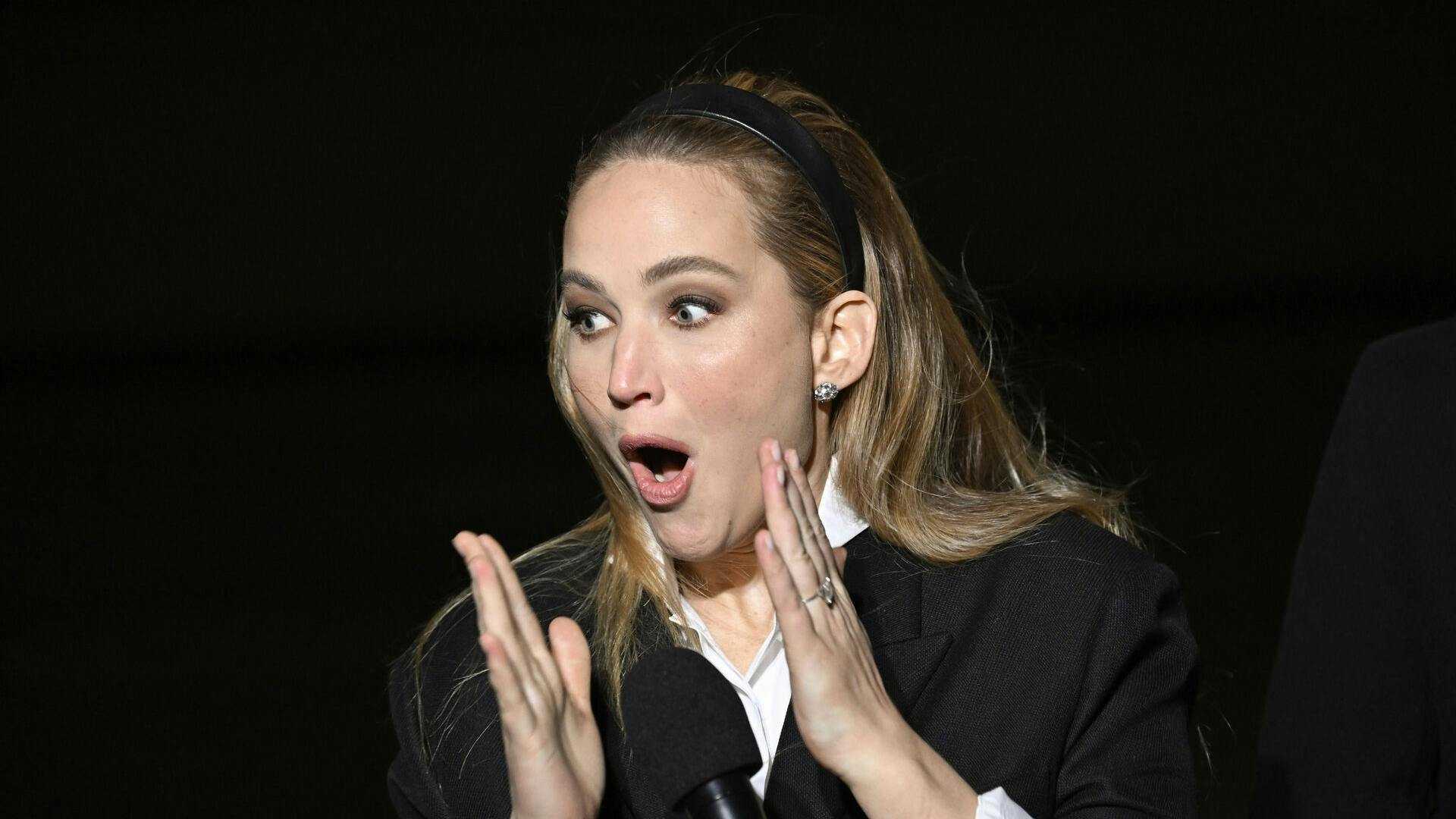 Jennifer Lawrence havde ikke helt med sit outfit, da hun i gæstede et Dior-event i New York mandag.