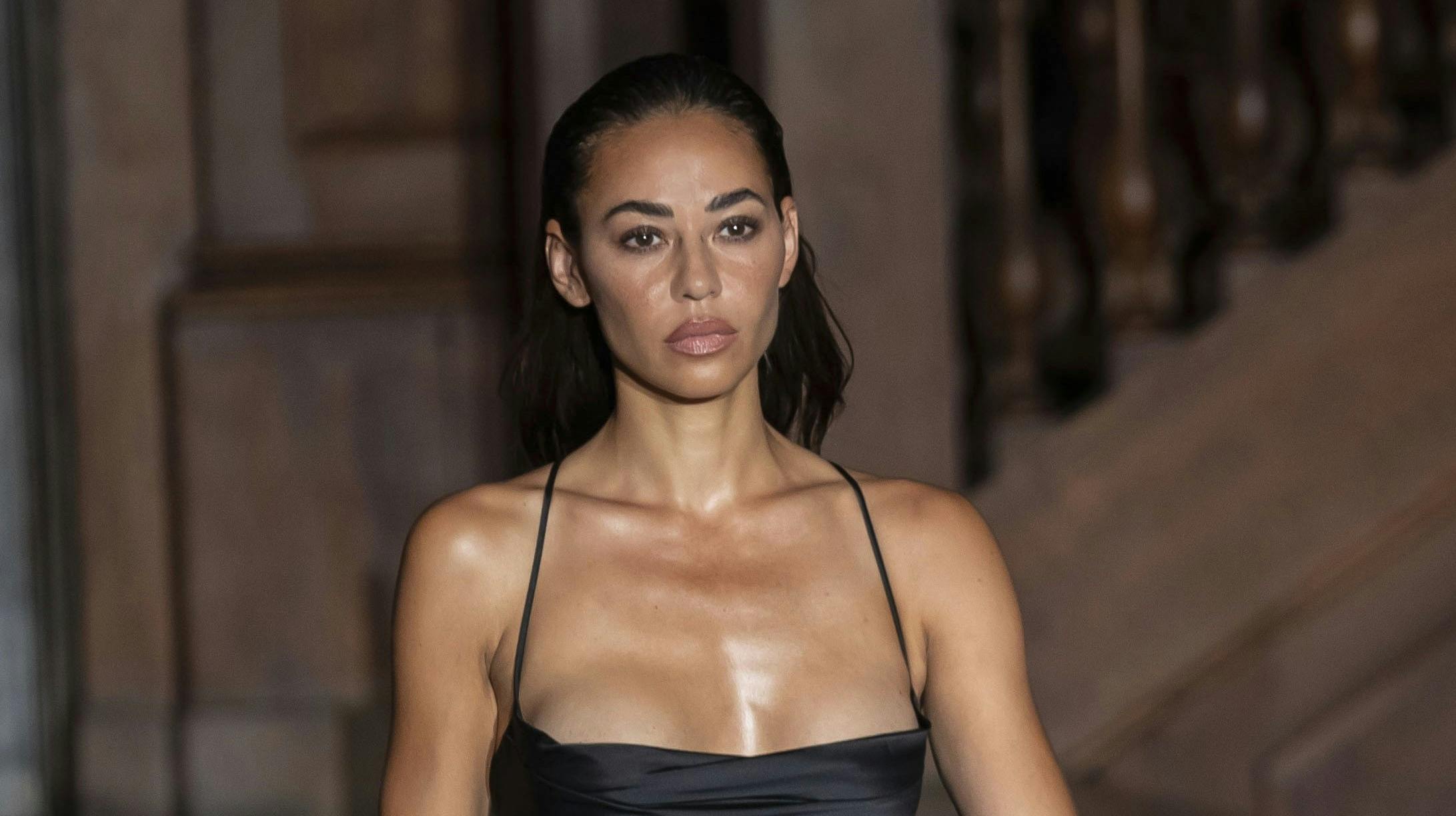 Sus Wilkins på job, der involverede lidt mere kluns. Her gik hun catwalk for sin gode ven, designer Soeren Le Schmidt 