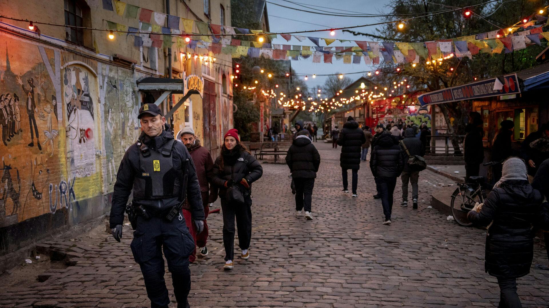 Københavns Politi lukkede onsdag klokken 15 Pusher Street på Christiania midlertidigt. Her ses en betjent på den verdensberømte hashgade onsdag aften. Politiet er godt tilfredse med aktionen.