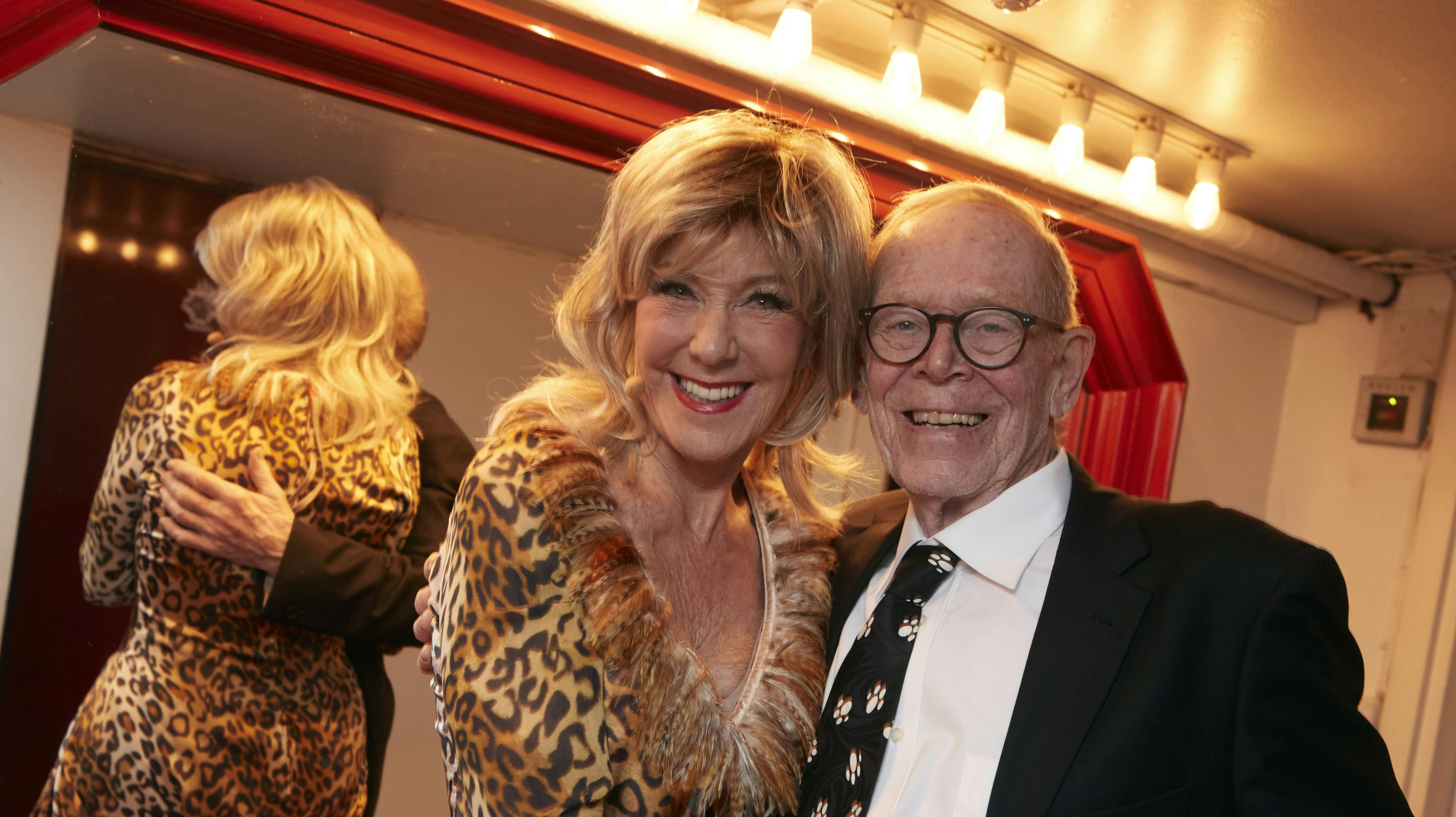 Det er 74-årige Vivienne McKee, som hvert år skriver og instruerer "Crazu Christmas Cabaret".