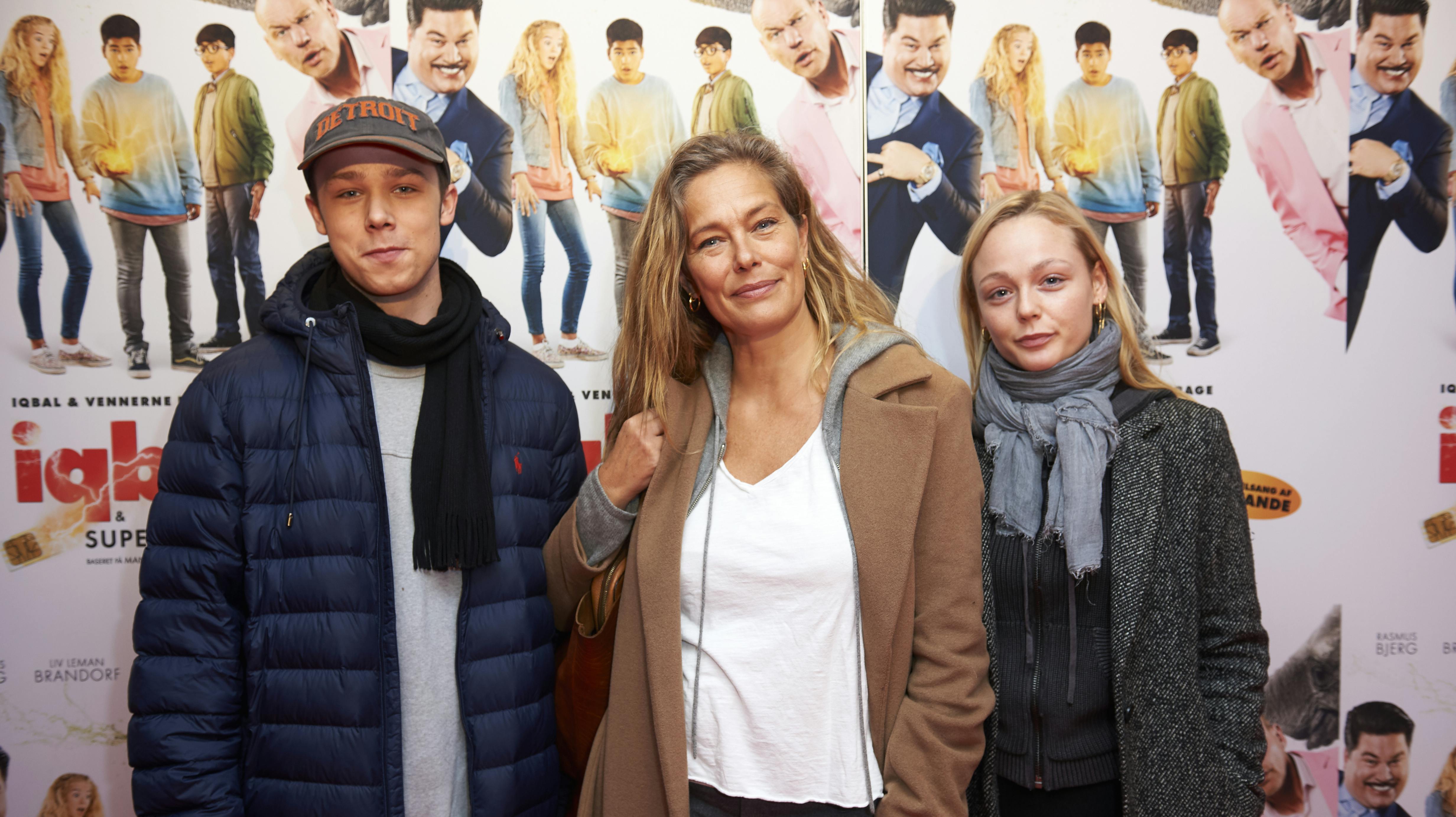 Premiere på familiefilmen "Iqbal & superchippen" i Imperiali København. Renée Toft Simonsen hgar skrevet manuskripetet til Manu Sareens bog "Iqbal". Renée sammen med søn Hugo og Helmigs datter Ida Marie.