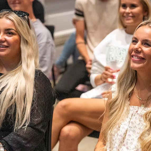 Cecilie Toth (tv) fotograferet sammen med "Paradise Hotel" sæson 17's vinder, Anne Sofie Krab.