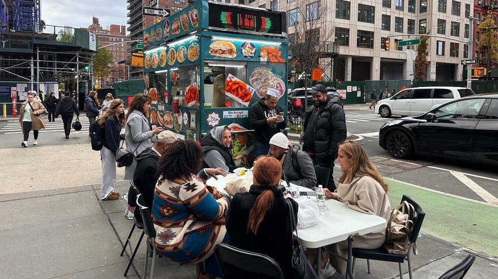 Ifølge en bruger på X stimler folk sammen i kø på gaden for at spise kylling og ris for at støtte Mohamed Hussein, og hans forretning 