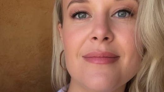 Jana Hocking fik en knude i maven, da hendes bedste veninde for nylig fortalte om sin seneste date. 