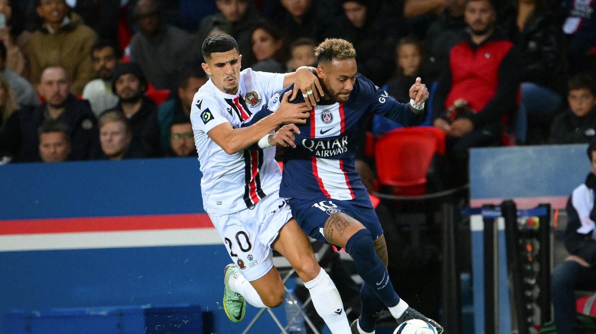 Nu har sagen om Youcef Atal taget endnu en drejning. Her ses han i duel med den tidligere PSG-spiller, Neymar. 