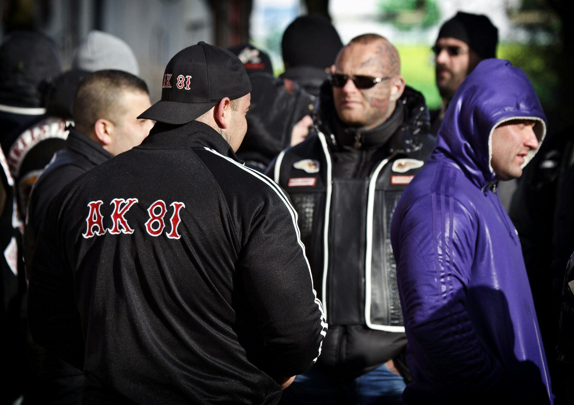 Omkring 100 rockere med forbindelse til Hell's Angels og AK81 har taget opstilling foran retten i Glostrup. Retssagen, hvor 16 rockere er tiltalt for blandt andet seks drabsforsøg er danmarkshistoriens hidtil største retssag om rockere. Hovedvidnet er den 25-årige MFP, der selv er tidligere supporter fra AK81 og pt. afsoner en 12-års fængselsdom for rockerkriminalitet. Poltiet er mødt talstærkt og tungt bevæbnet op for at øge sikkerheden uden for retsbygningen.