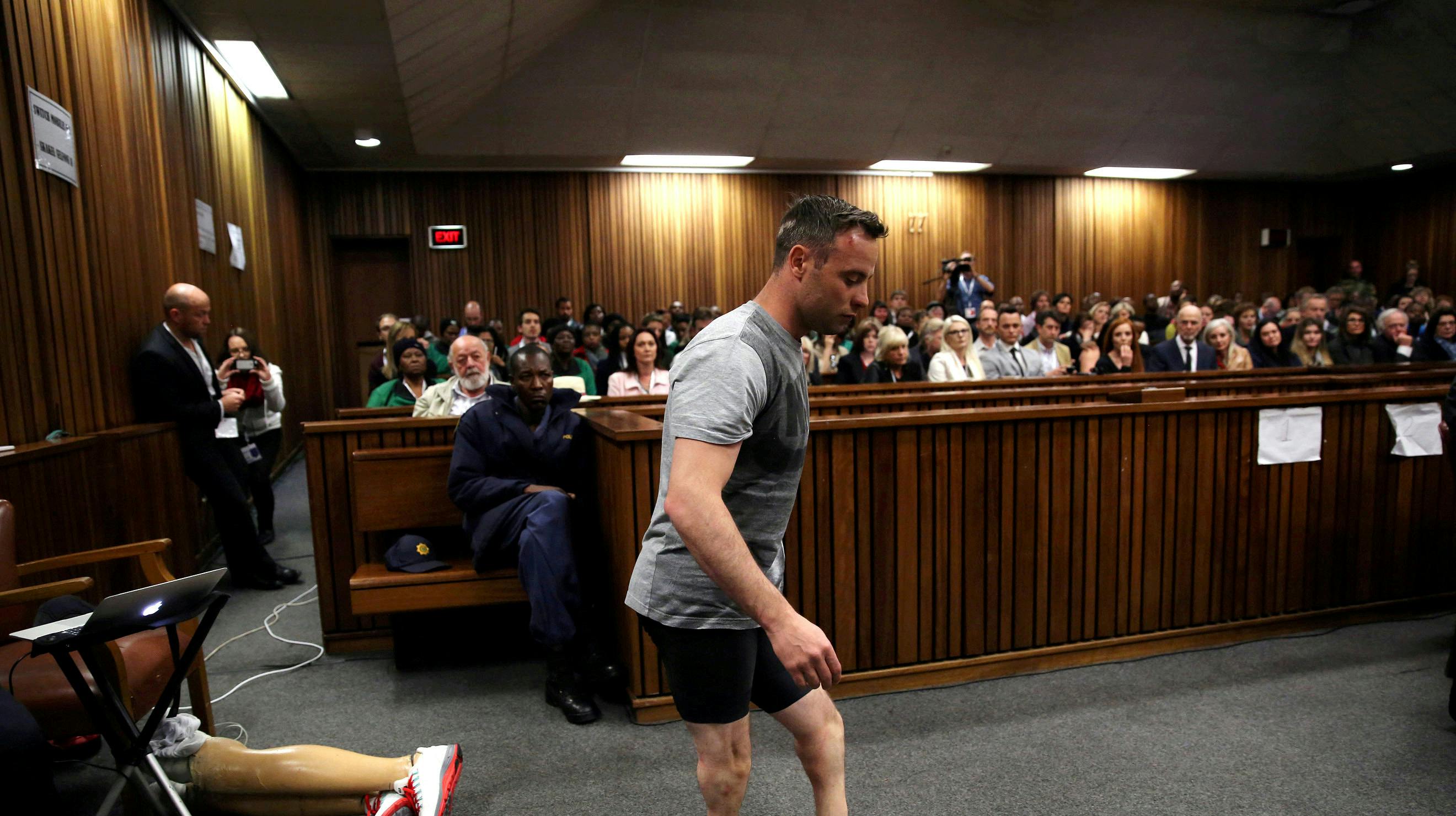 Oscar Pistorius humpede rundt på sine benstumper i retten. Han ønskede at understrege, at han ikke var en farlig mand, der ville slå sin kæreste ihjel.