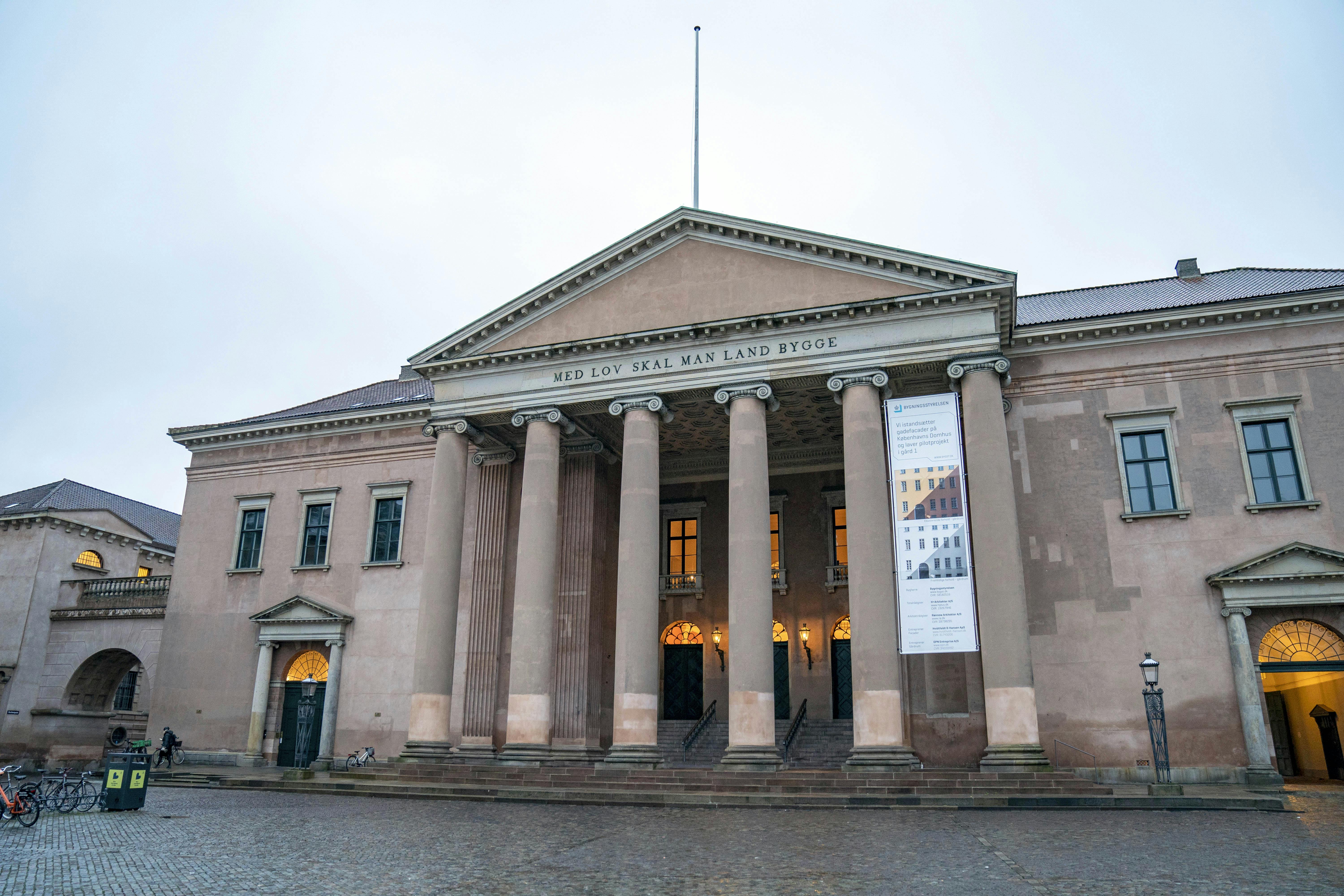 Skuespilleren skal i Københavns Byret stå skoleret foran en dommer.