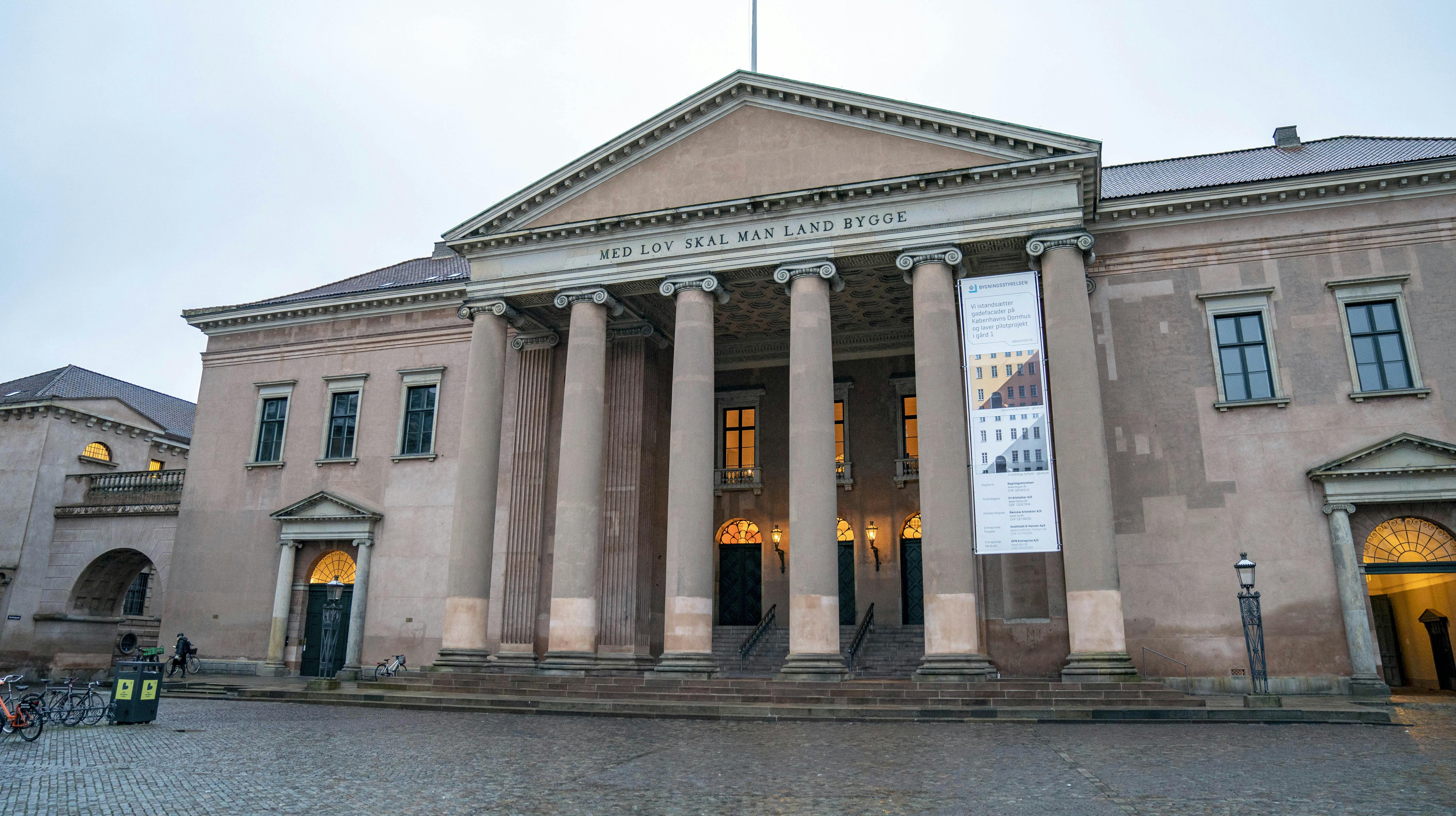 Skuespilleren skal i Københavns Byret stå skoleret foran en dommer.
