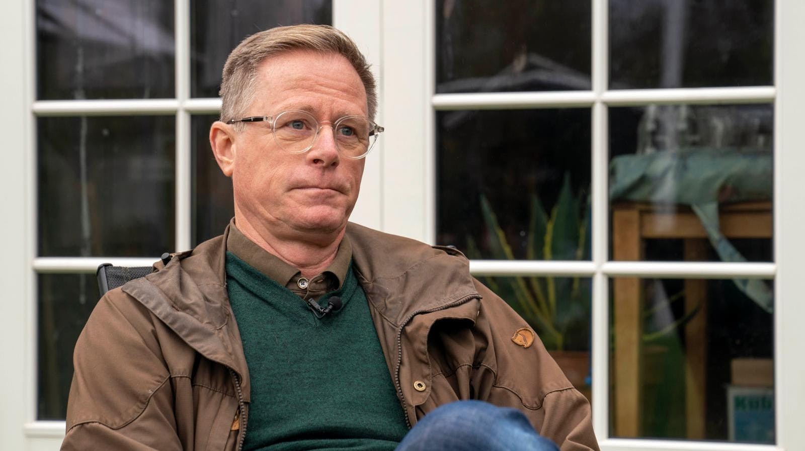 Formanden for den berømte kolonihave i Aalborg, Finn Lund Nyby, kan godt nyde sin kolonihave, selv om der af og til er konflikter i haveforeningen: – Jeg synes, det er rart at være her, siger Finn, da SE og HØR besøger TV 2-kolonihaven i det nordjyske.