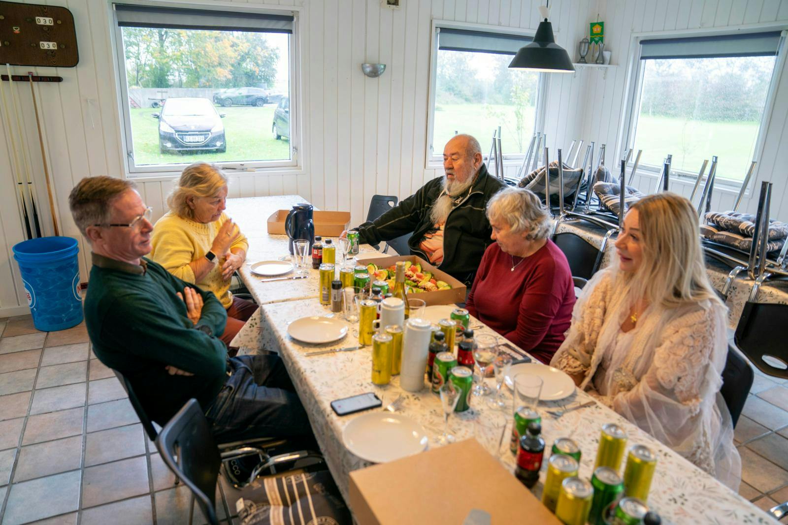 Da SE og HØR var på besøg, spiste Finn hyggelig frokost med flere af de andre kendte personligheder fra kolonihaven – nemlig ”Fjolle-Keld”, Susanne Sørensen, Lisbeth Klemmensen og Anamariia Jouliè. For tiden er humøret således højt, men mon ikke dramaet ulmer, når TV 2 er klar med nok en sæson …?