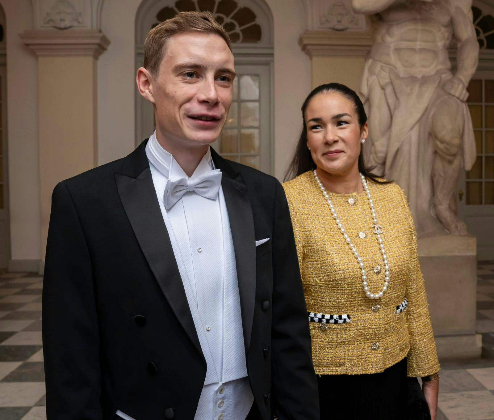 Om julemiddagen byder på and eller gås, må familien selv finde ud af. Vil de gøre det mere utraditionelt, kunne Jonas, 26, og Trine Hansen, 38, finde inspiration ved gallataflet hos dronningen forleden, hvor menuen bød på dådyrkølle.
