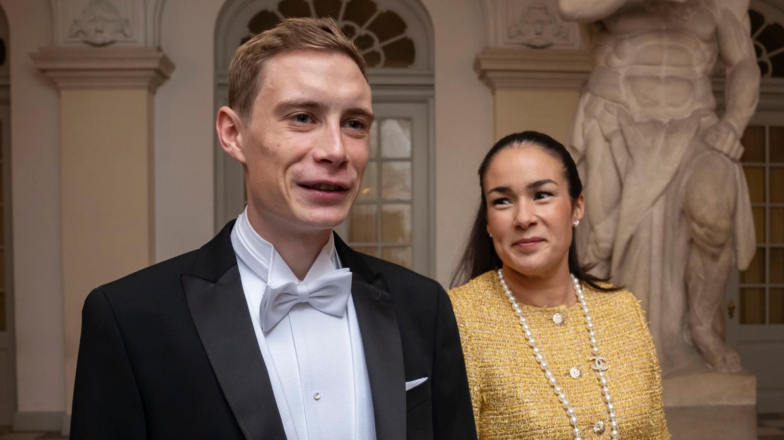 Om julemiddagen byder på and eller gås, må familien selv finde ud af. Vil de gøre det mere utraditionelt, kunne Jonas, 26, og Trine Hansen, 38, finde inspiration ved gallataflet hos dronningen forleden, hvor menuen bød på dådyrkølle.