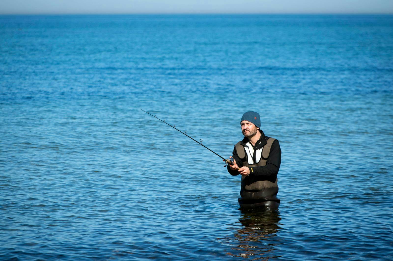 Lars Ranthe, 54, nyder at bruge tid på musik, fiskeri og havearbejde.