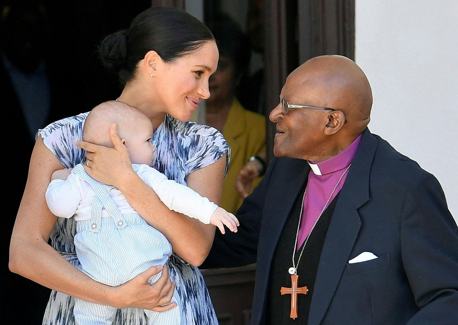 Meghan blev angiveligt udsat for racisme, da flere i den royale husholdning blandt andet skulle have spekuleret i, hvor "sort" hendes og prins Harrys barn ville blive. Her ses barnet, Archie, i 2019 under et besøg hos nu afdøde Desmond Tutu i Sydafrika.