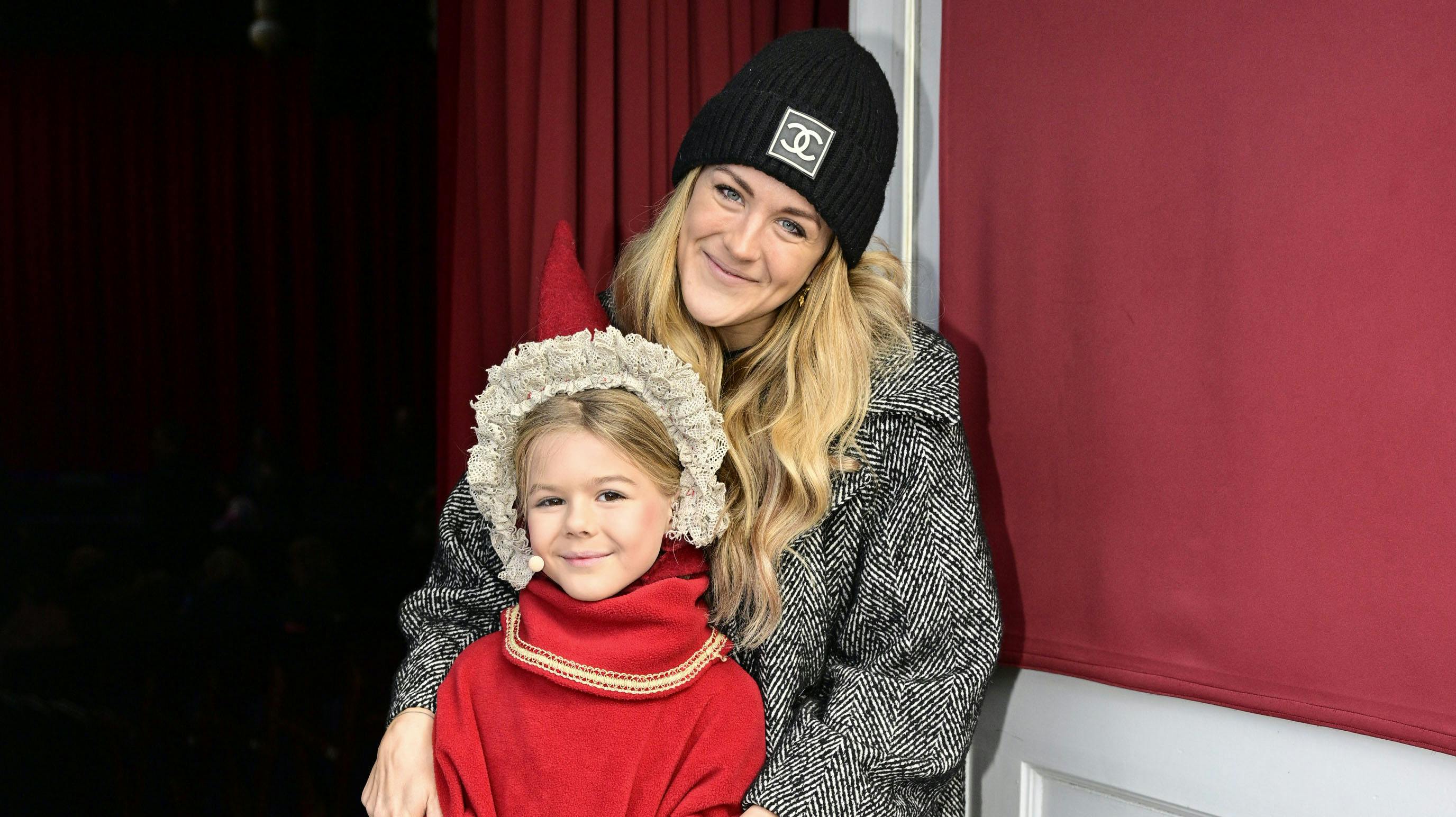 Datteren Andrea er rigget op med mikrofon og er klar til at indtage scenen i Eventyrteatrets "Et Juleeventyr".